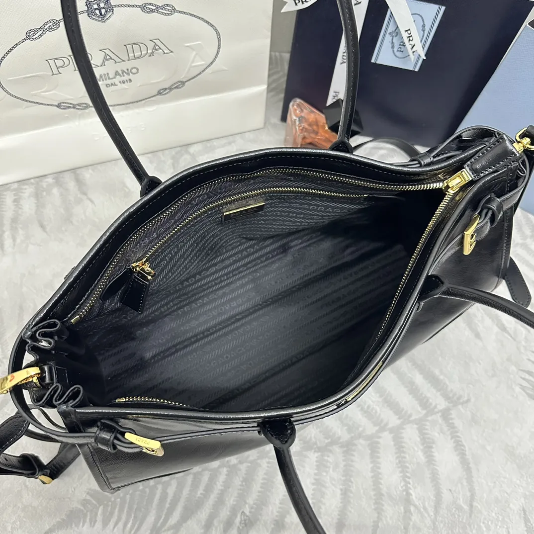 Soft Lux Oiled Wax Leather Tote Bag D114016345 — view 8