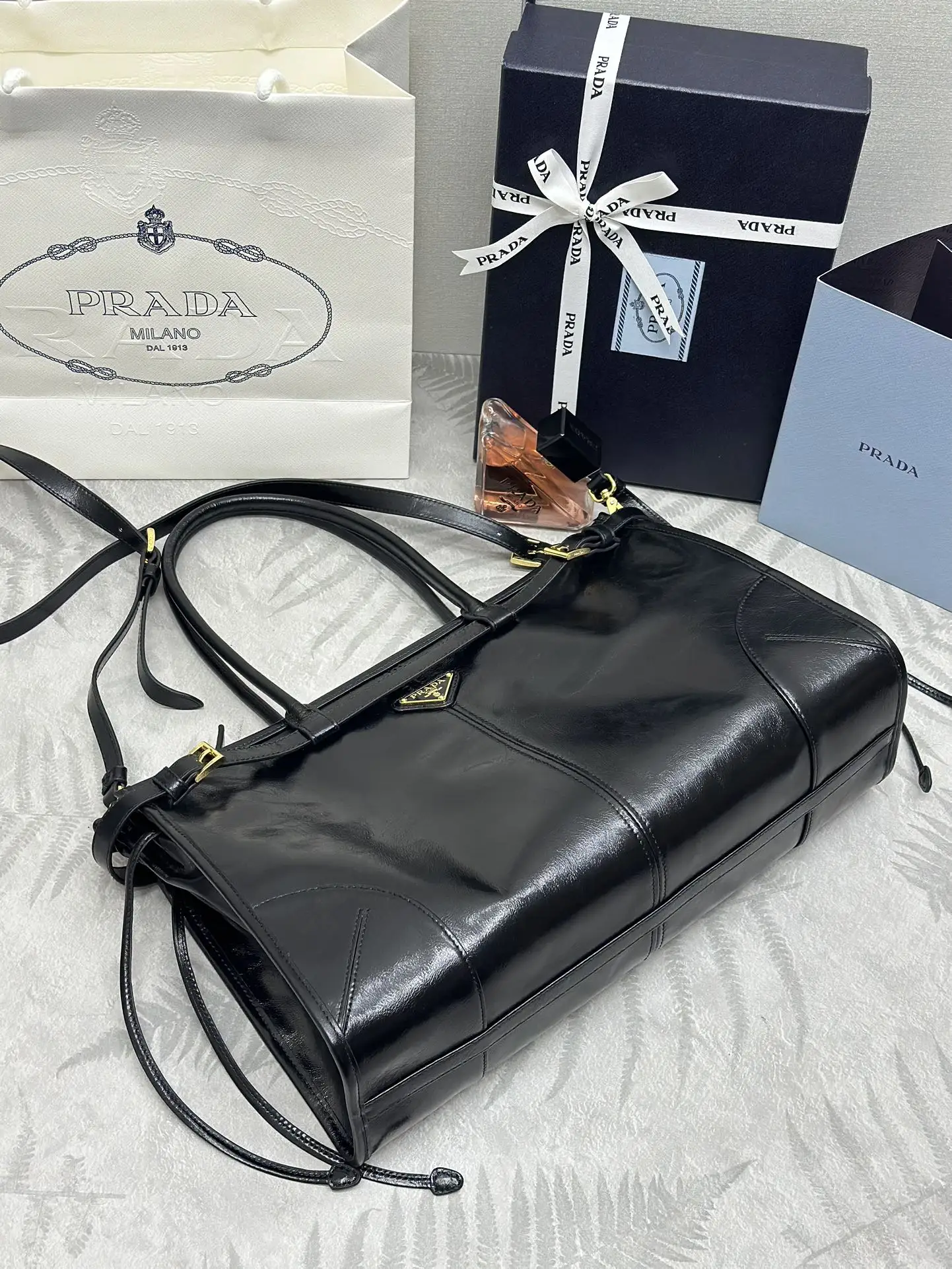 Soft Lux Oiled Wax Leather Tote Bag D114016345 — view 9