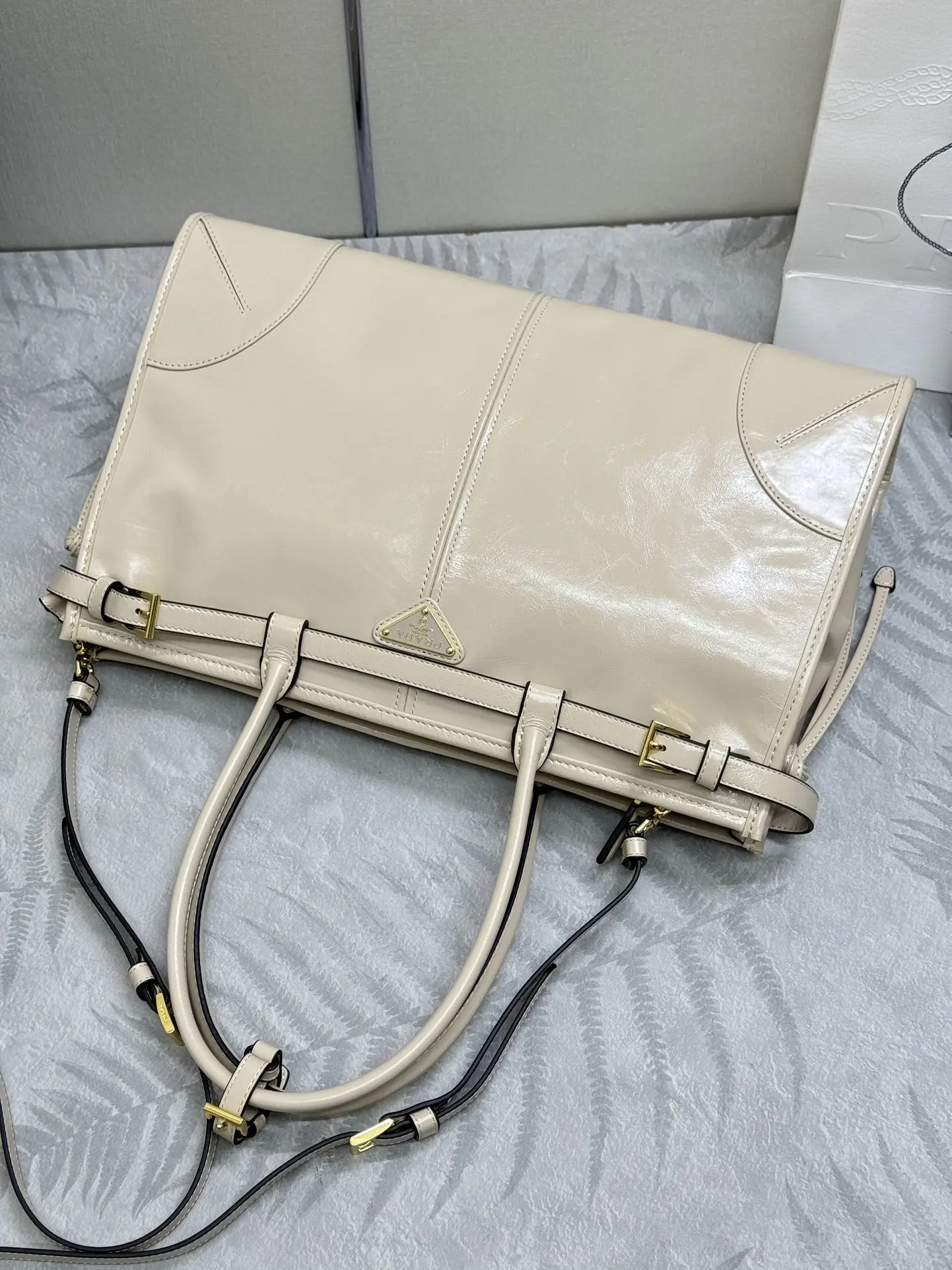 Soft Lux Oiled Leather Top-Handle Tote Bag D114016347 — view 5