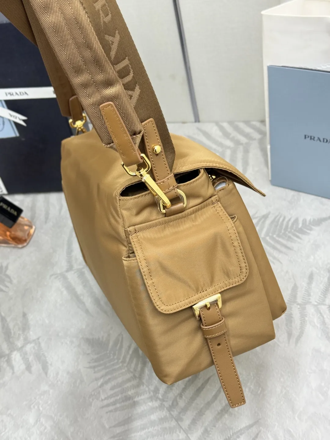 Re-Nylon Large Messenger Bag D80016362 — view 4