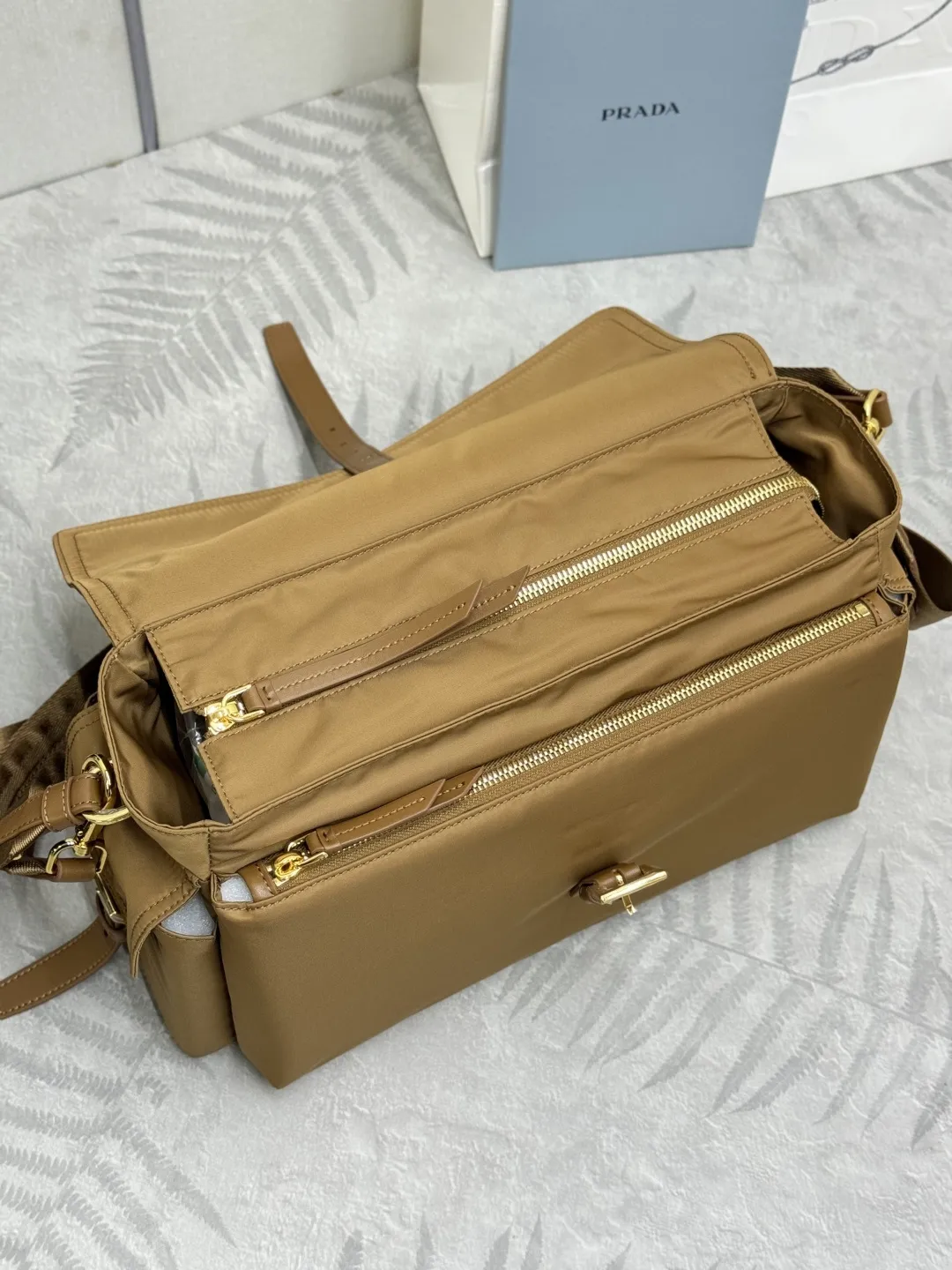 Re-Nylon Large Messenger Bag D80016362 — view 5