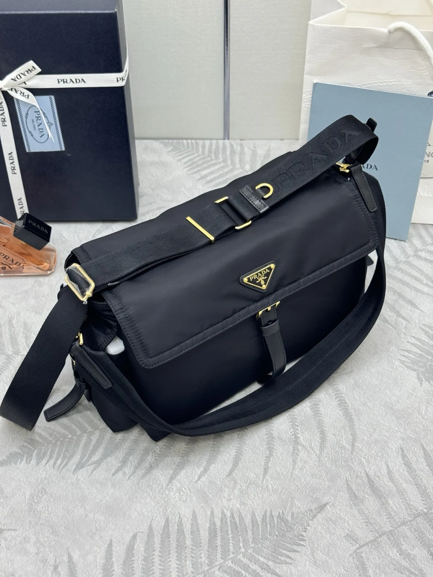 Re-Nylon Large Messenger Bag D80016363 — view 4