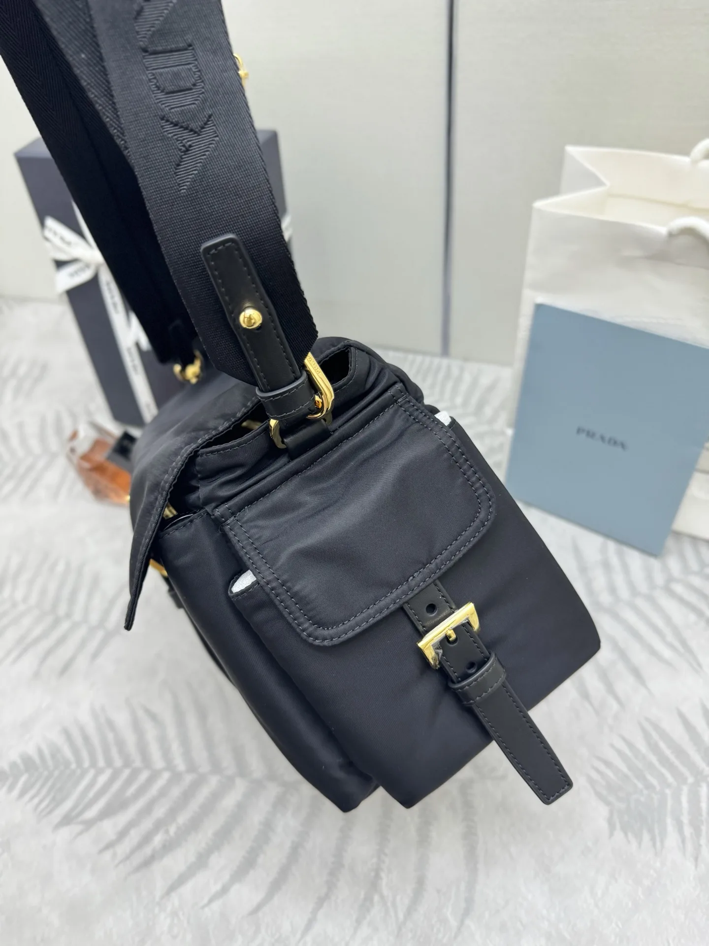 Re-Nylon Large Messenger Bag D80016363 — view 5