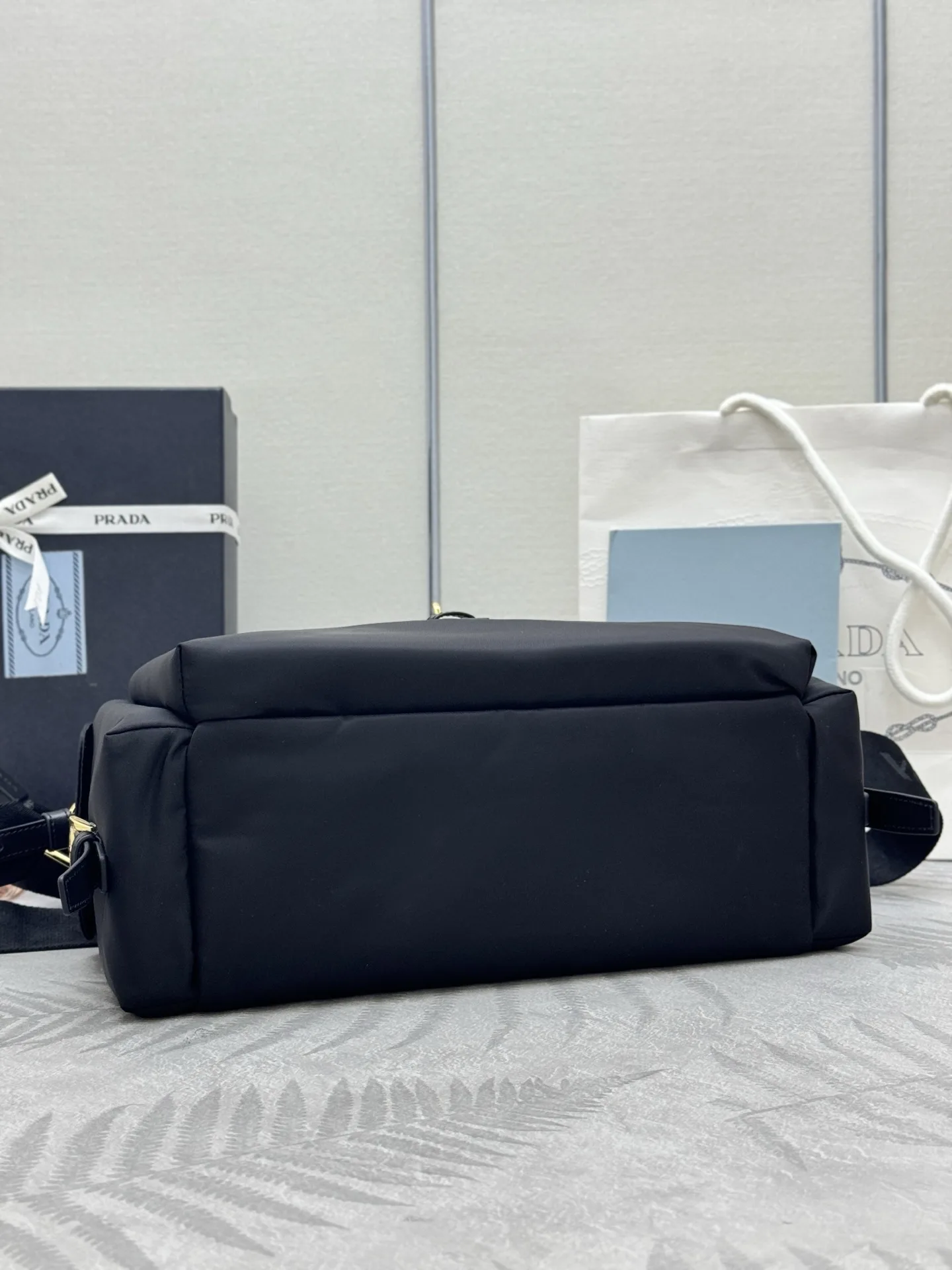 Re-Nylon Large Messenger Bag D80016363 — view 7