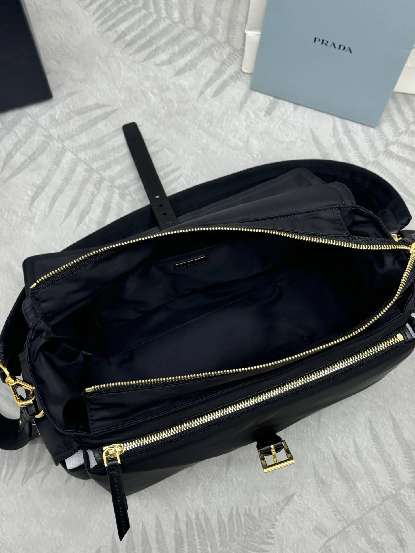 Re-Nylon Large Messenger Bag D80016363 — view 9