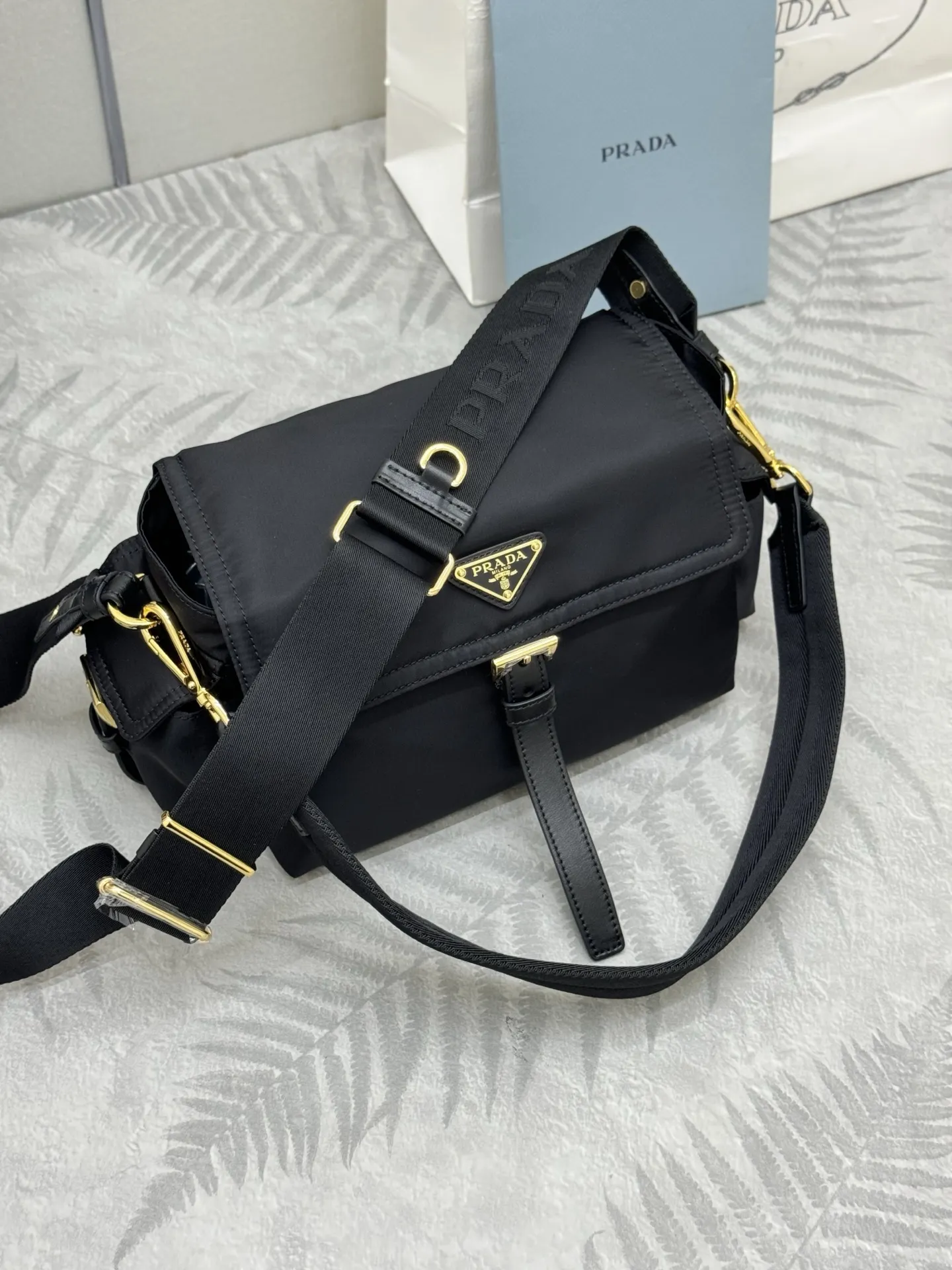Re-Nylon Medium Messenger Bag D77016405 — view 4