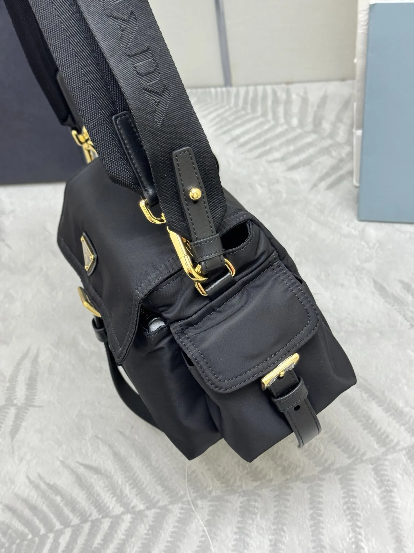 Re-Nylon Medium Messenger Bag D77016405 — view 5