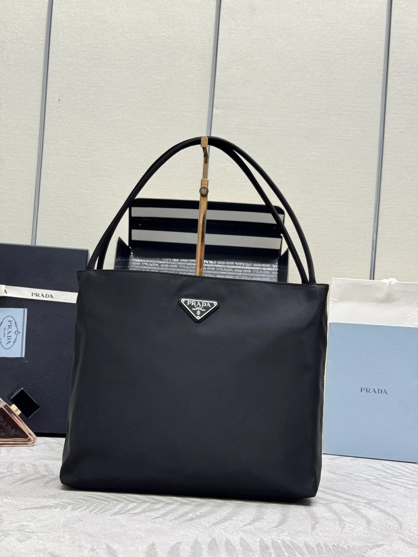Nylon Medium Tote Bag D53016415