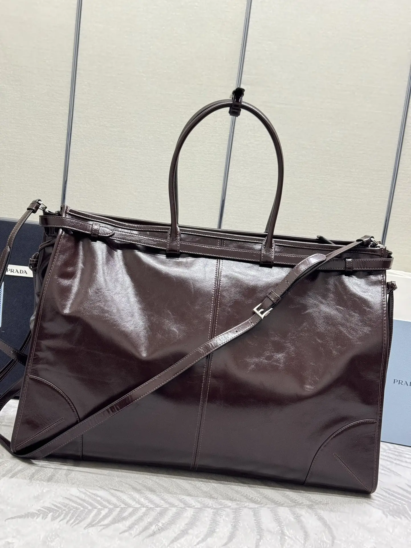 Men's Lux Soft Oiled Leather Tote Bag D135016421 — view 2
