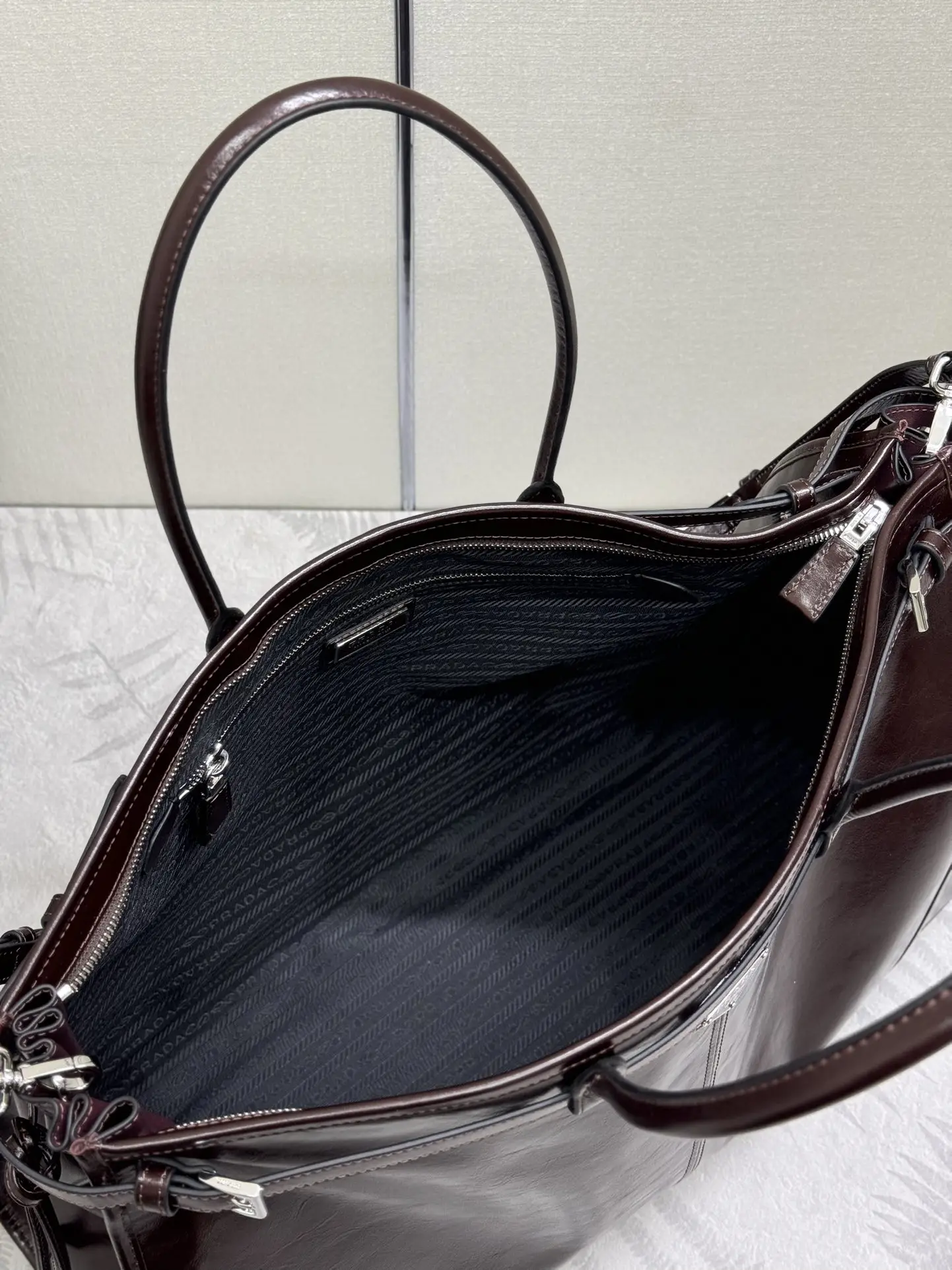 Men's Lux Soft Oiled Leather Tote Bag D135016421 — view 8