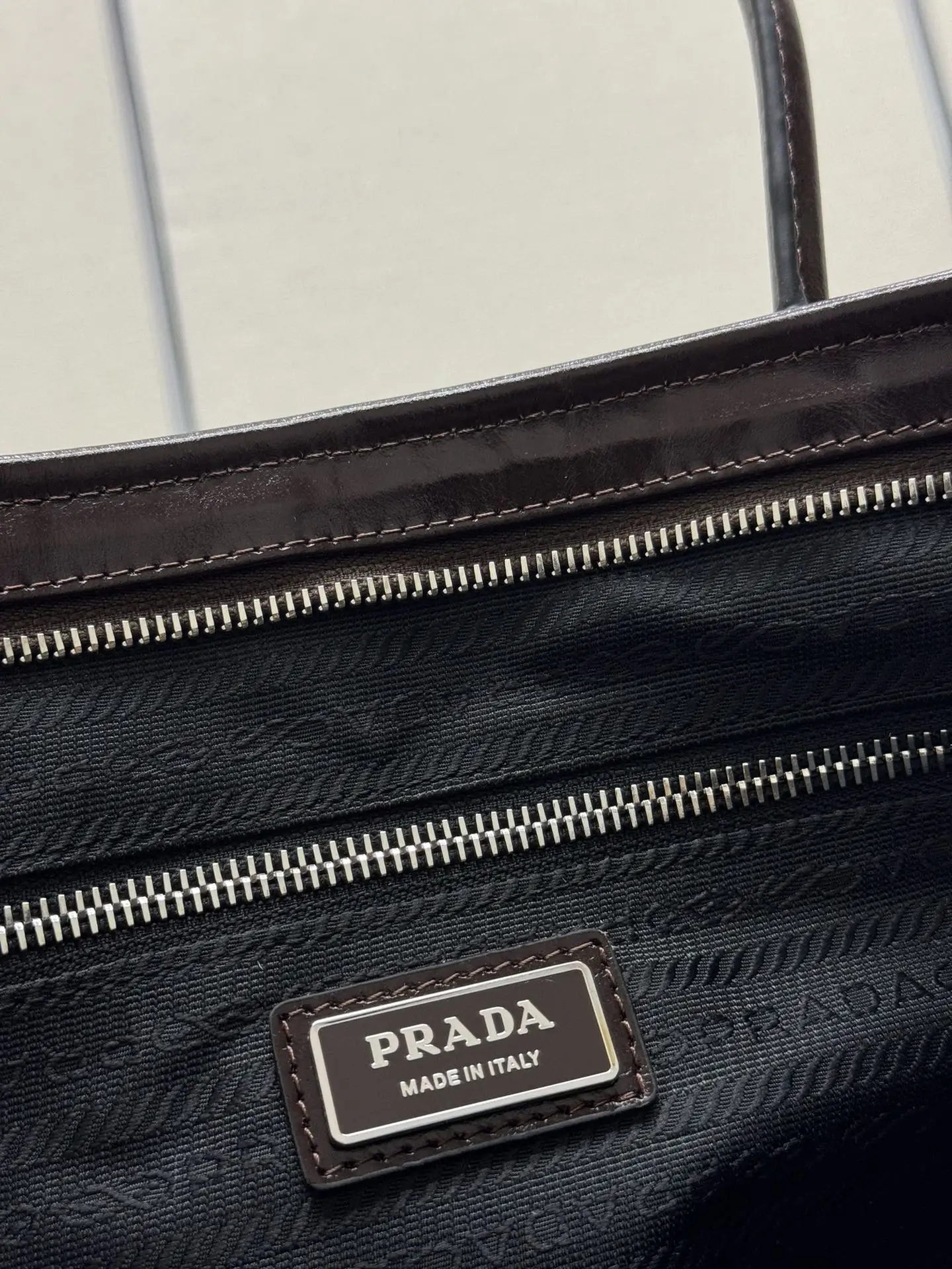 Men's Lux Soft Oiled Leather Tote Bag D135016421 — view 9