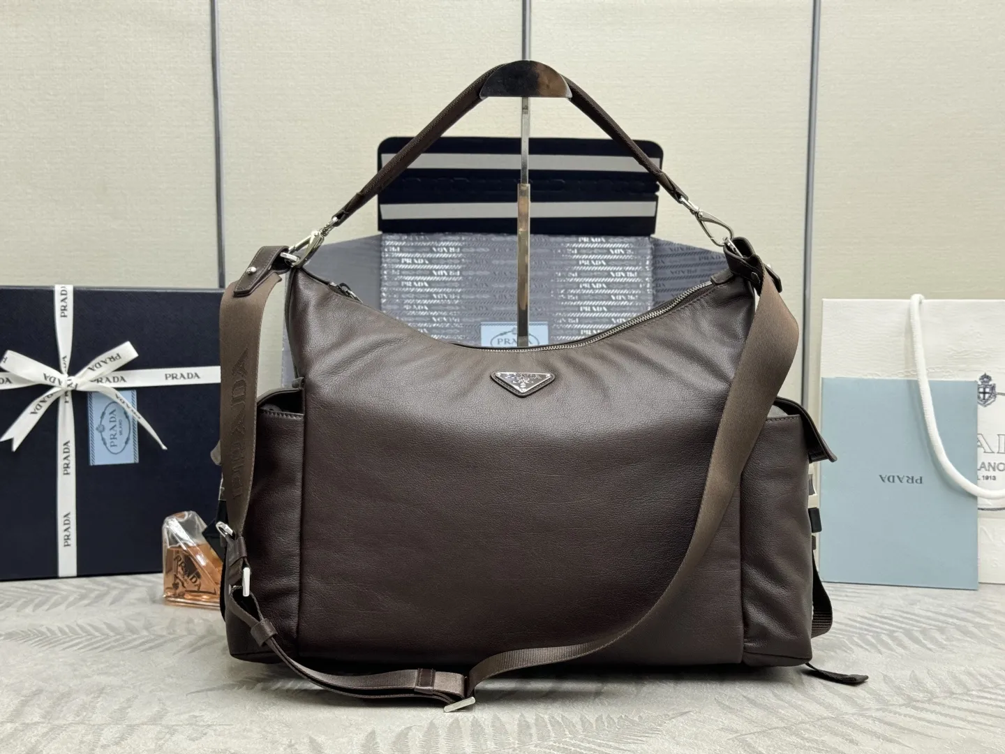 Explore Hobo Bag in Calf Leather D115016439