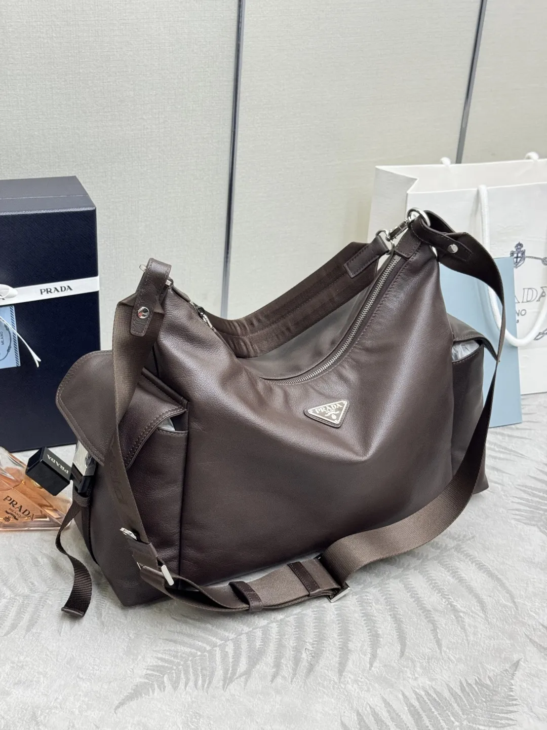 Explore Hobo Bag in Calf Leather D115016439 — view 4