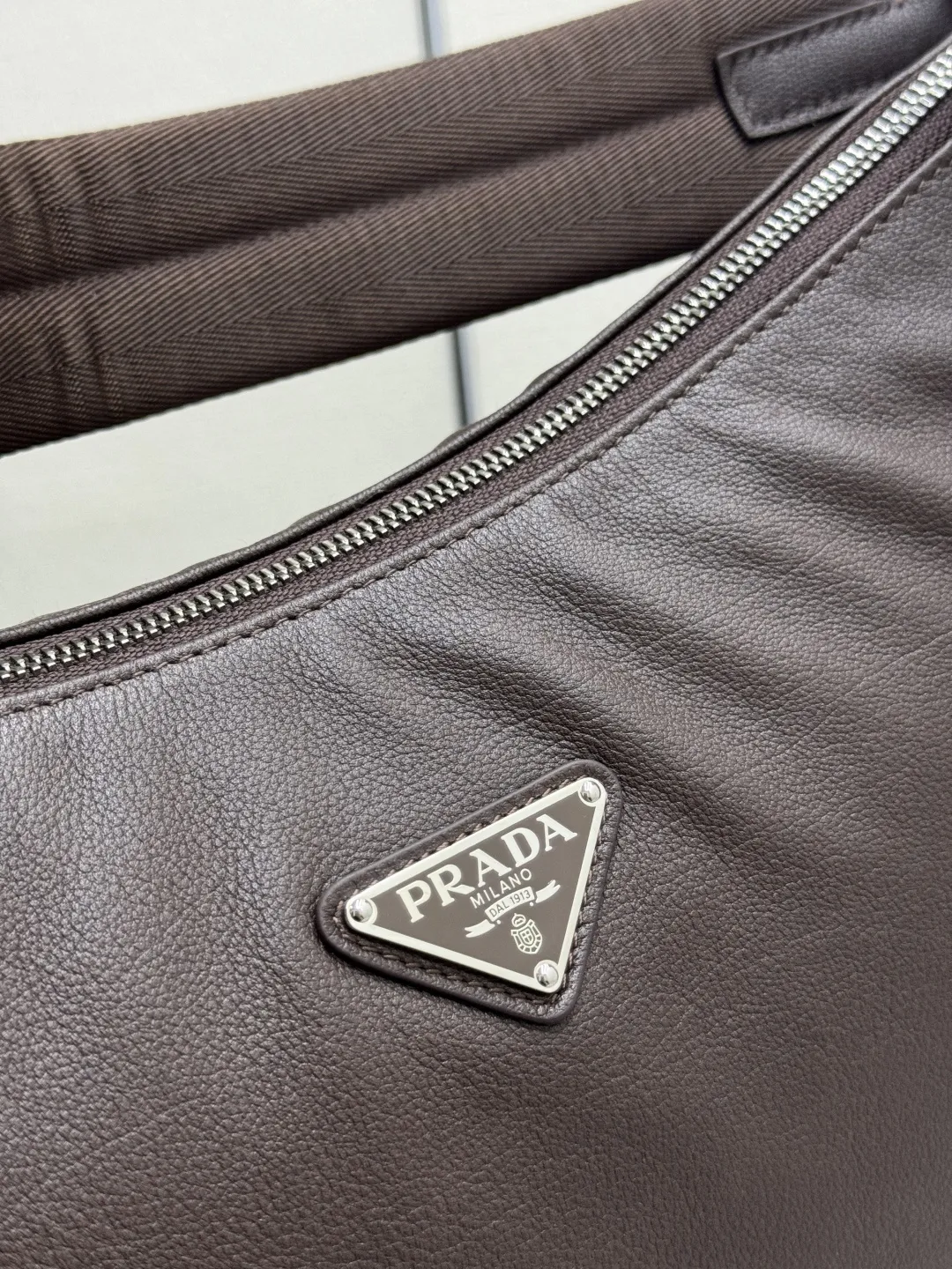 Explore Hobo Bag in Calf Leather D115016439 — view 7