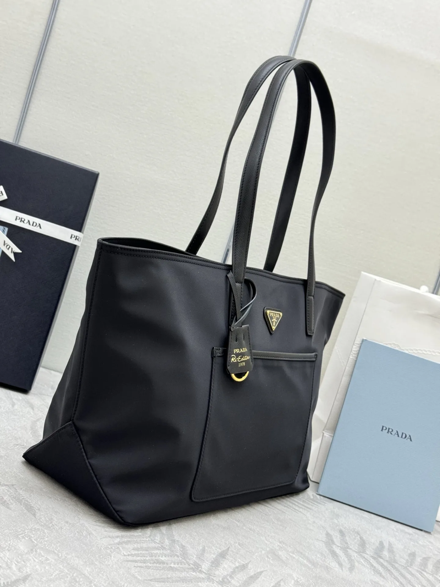 Re-Edition Nylon Tote Bag D66016447 — view 2