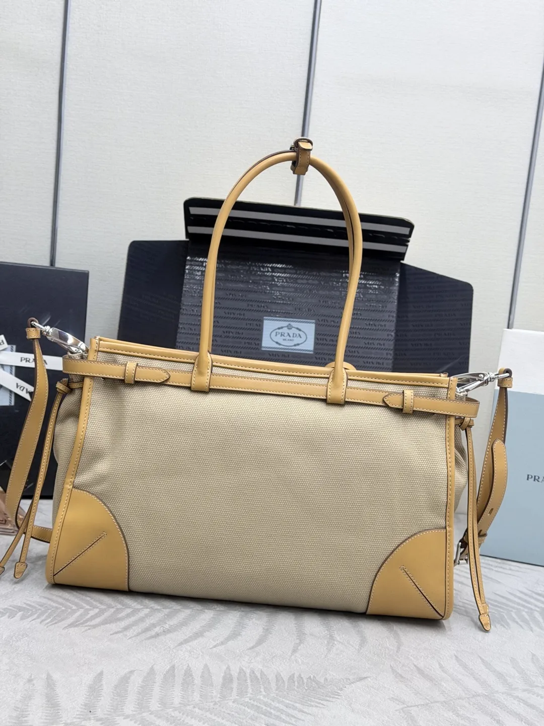 Soft Lux Linen and Leather Tote Bag D105016486 — view 2