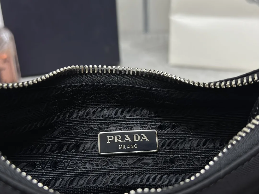 Prada Re-Edition 2005 Nylon Shoulder Bag D56016468 — view 9