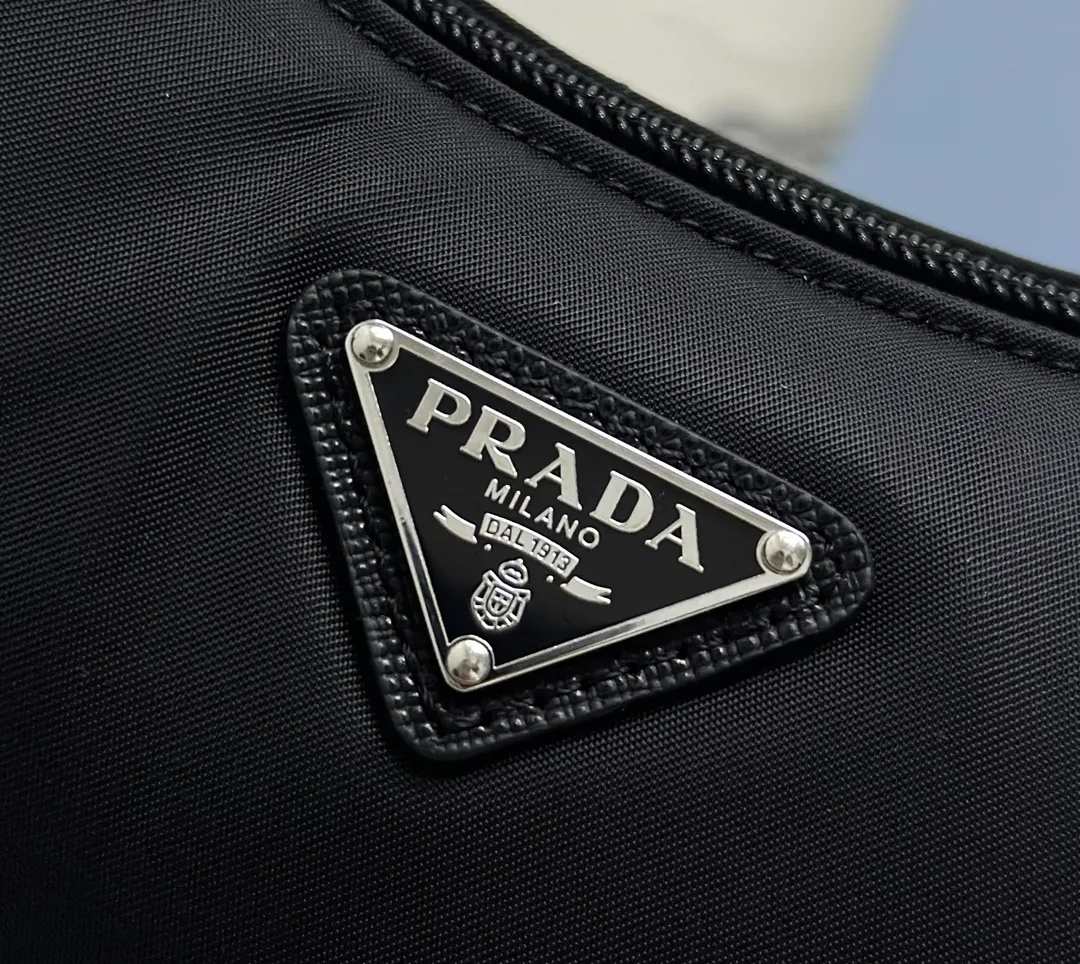 Prada Re-Edition 2000 Nylon Shoulder Bag D53016470 — view 7