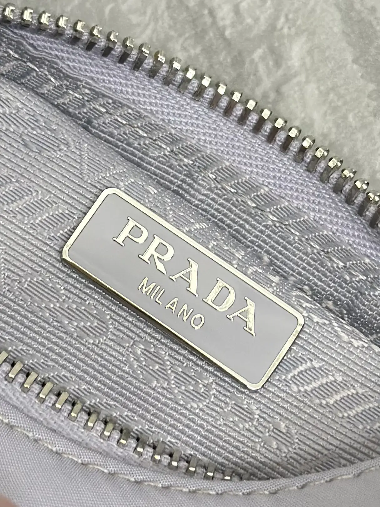 Prada Re-Edition 2000 Nylon Shoulder Bag D53016471 — view 9