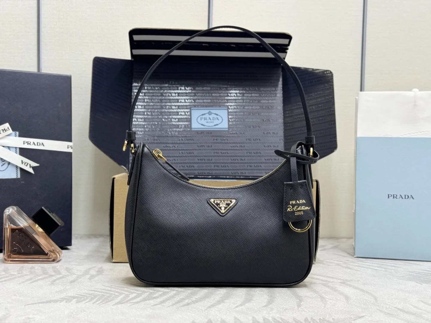 Prada Re-Edition 2005 Saffiano Shoulder Bag D76016475