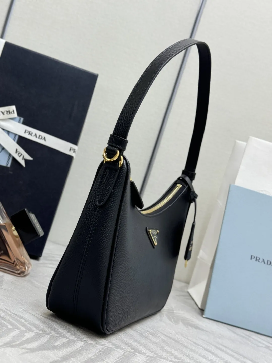 Prada Re-Edition 2005 Saffiano Shoulder Bag D76016475 — view 4