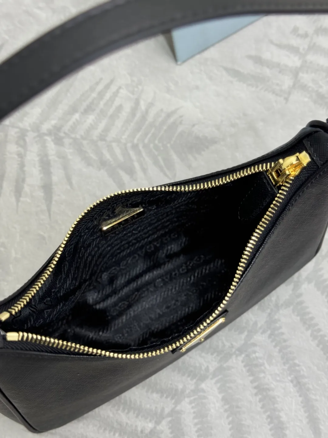 Prada Re-Edition 2005 Saffiano Shoulder Bag D76016475 — view 8