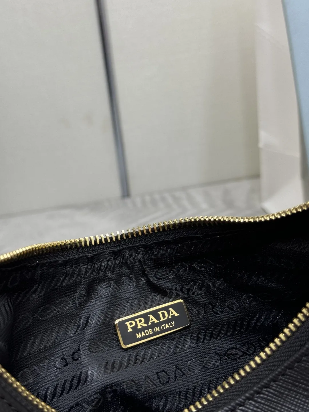 Prada Re-Edition 2005 Saffiano Shoulder Bag D76016475 — view 9