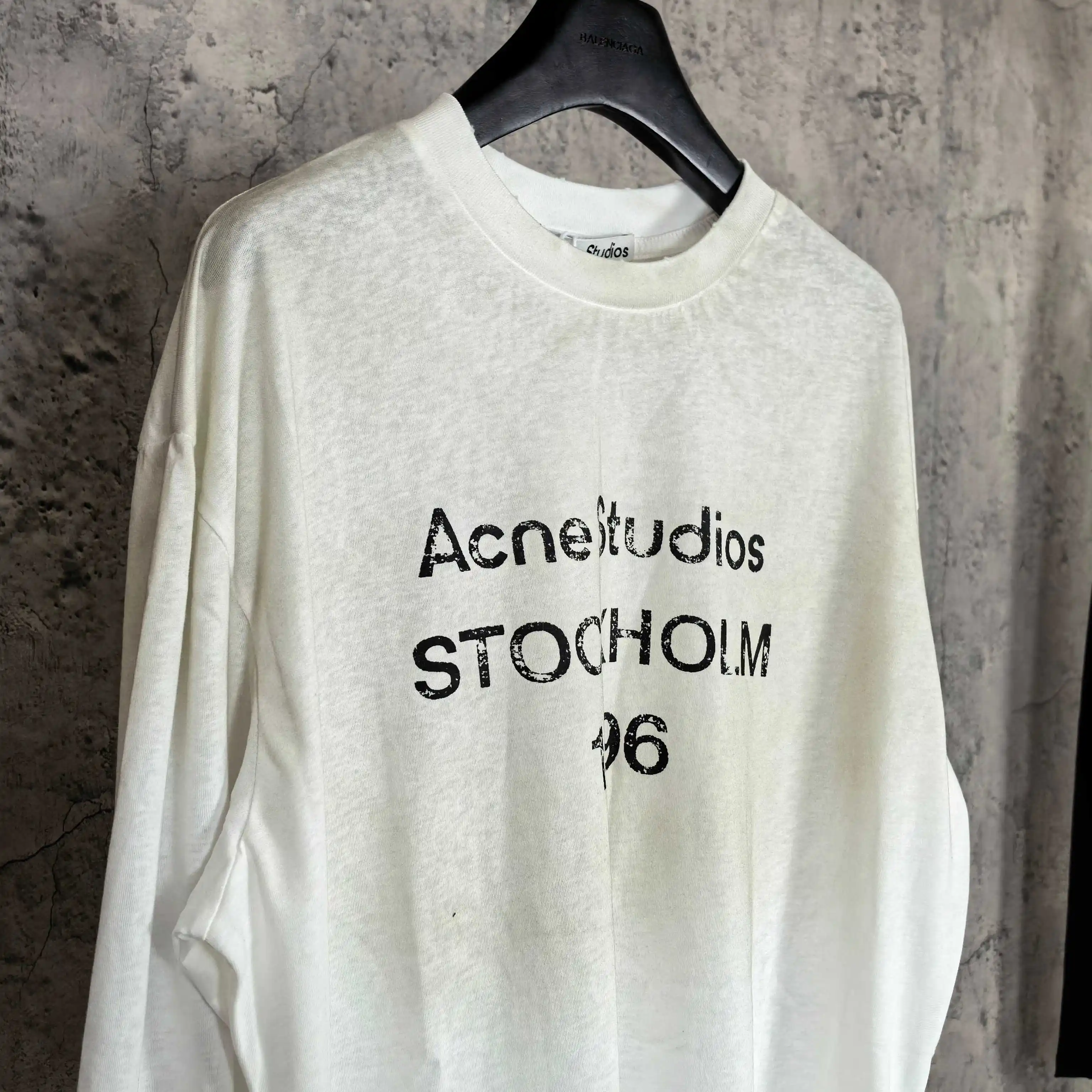 1996 Logo Distressed Long-Sleeve T-Shirt D14023269 — view 7