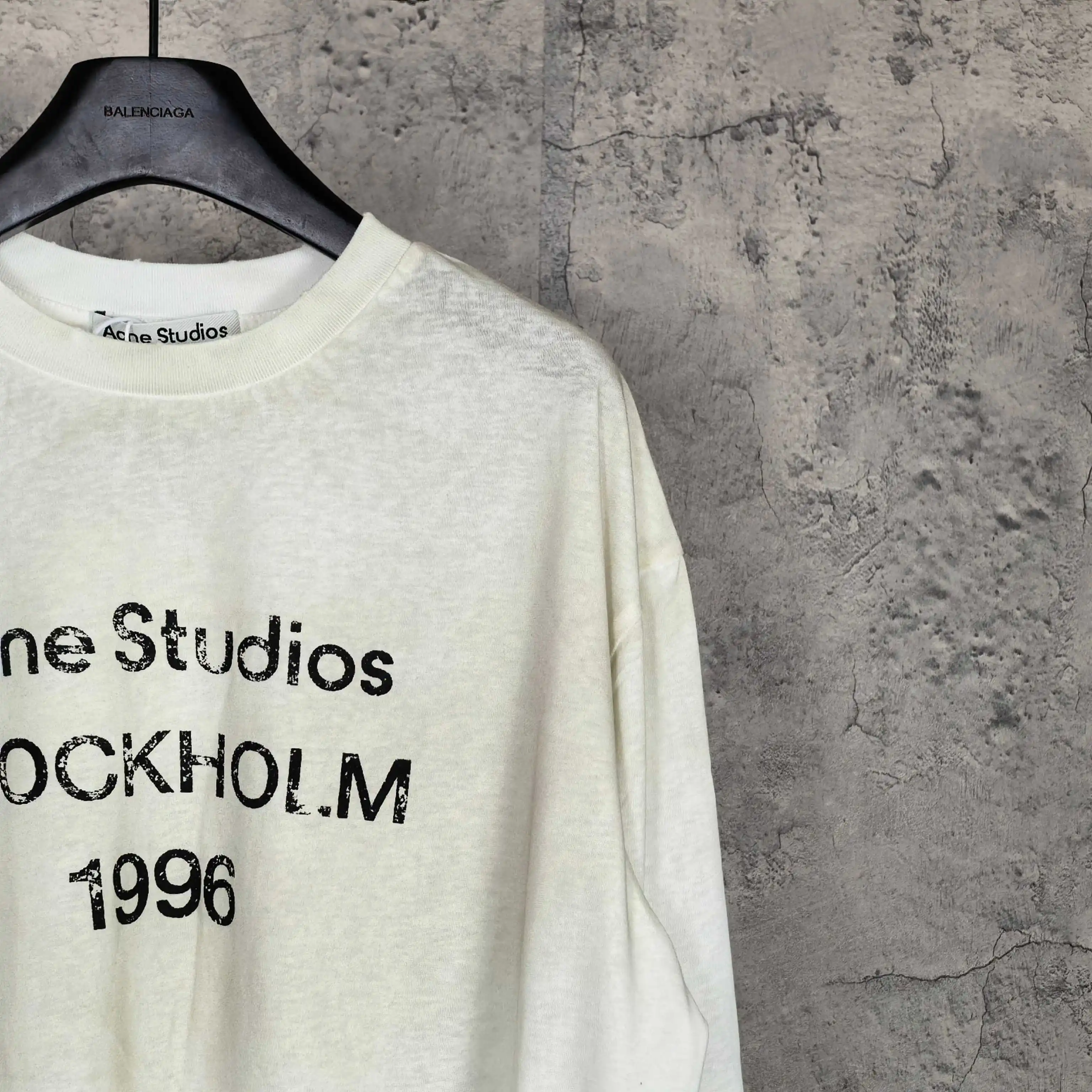 1996 Logo Distressed Long-Sleeve T-Shirt D14023269 — view 9