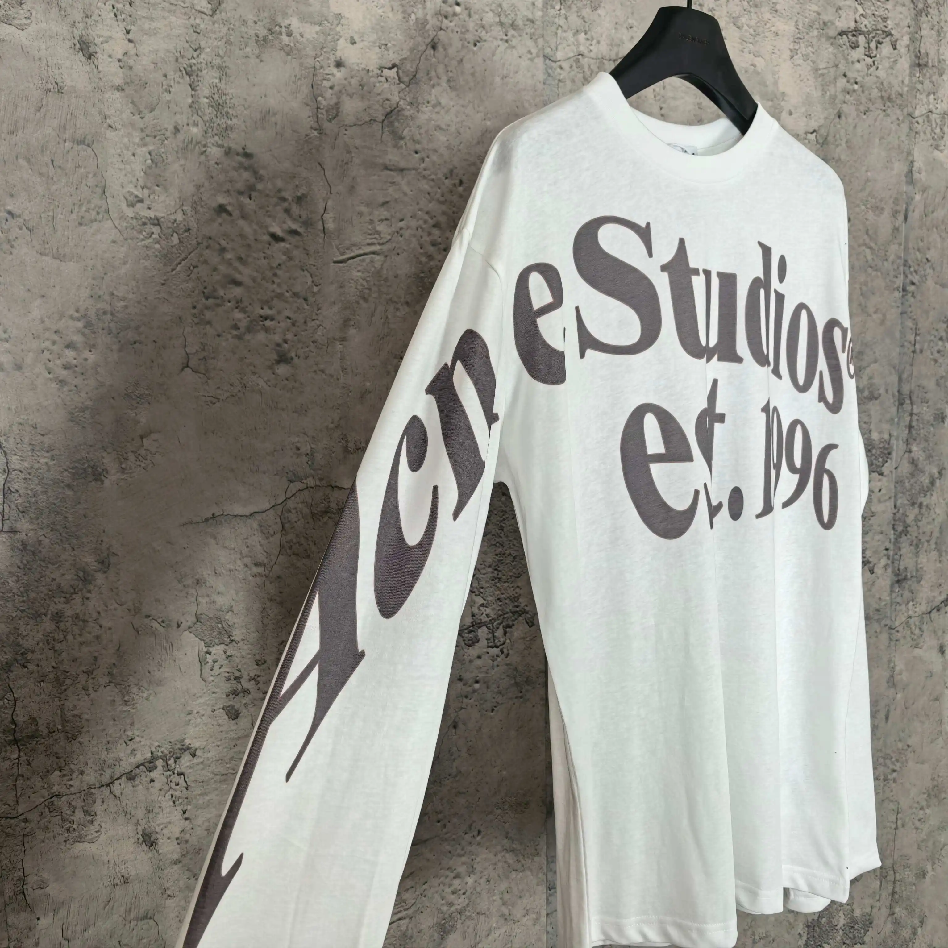 Logo Print Long-Sleeve T-Shirt D14523230 — view 7