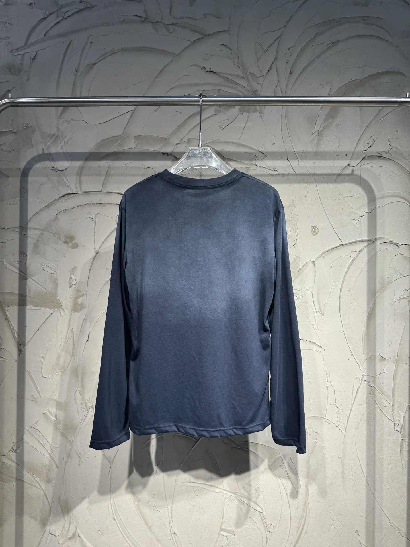1996 Logo Distressed Long-Sleeve T-Shirt D15023012 — view 9