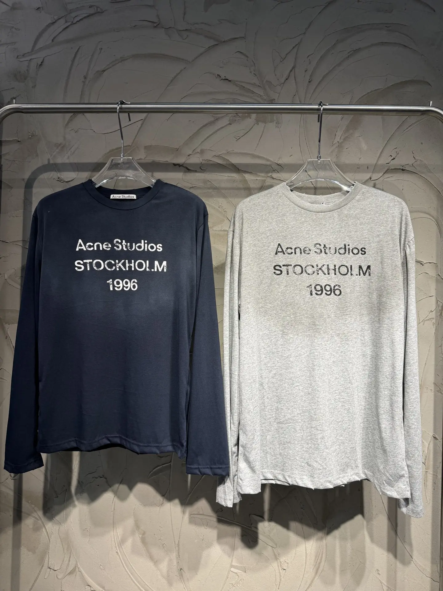 1996 Logo Distressed Long-Sleeve T-Shirt D15023012 — view 10