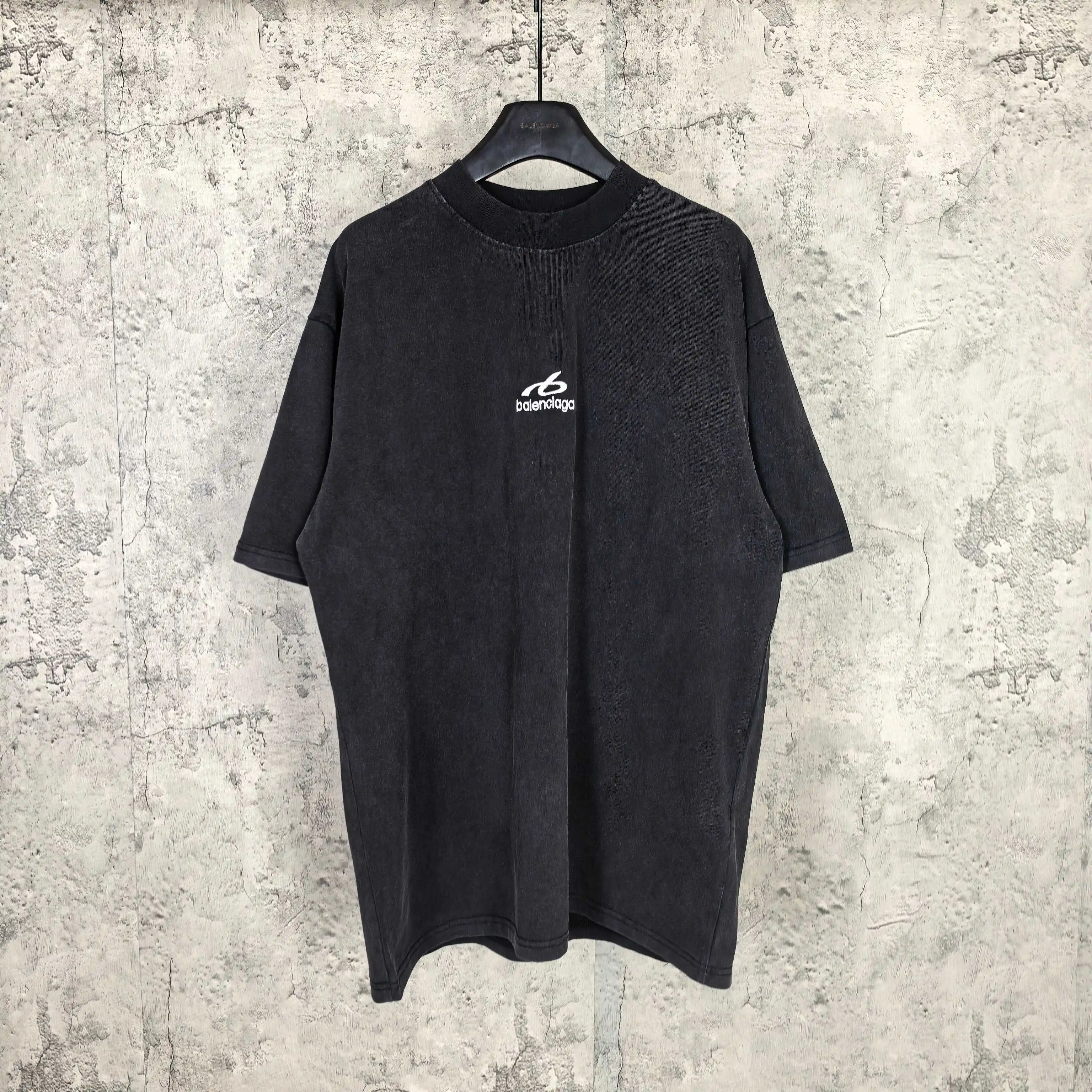 Logo Embroidered Medium Fit T-Shirt D15023182