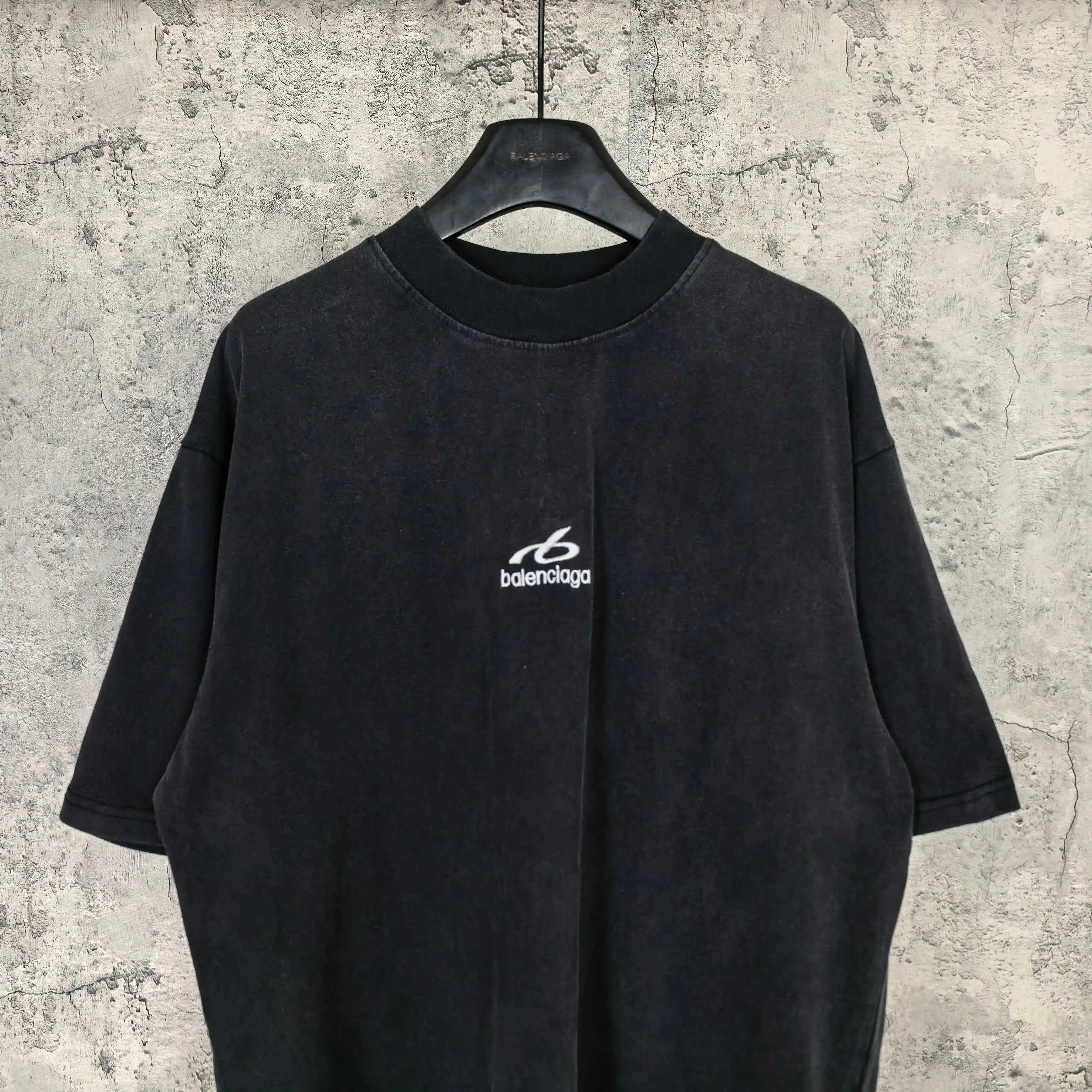 Logo Embroidered Medium Fit T-Shirt D15023182 — view 3