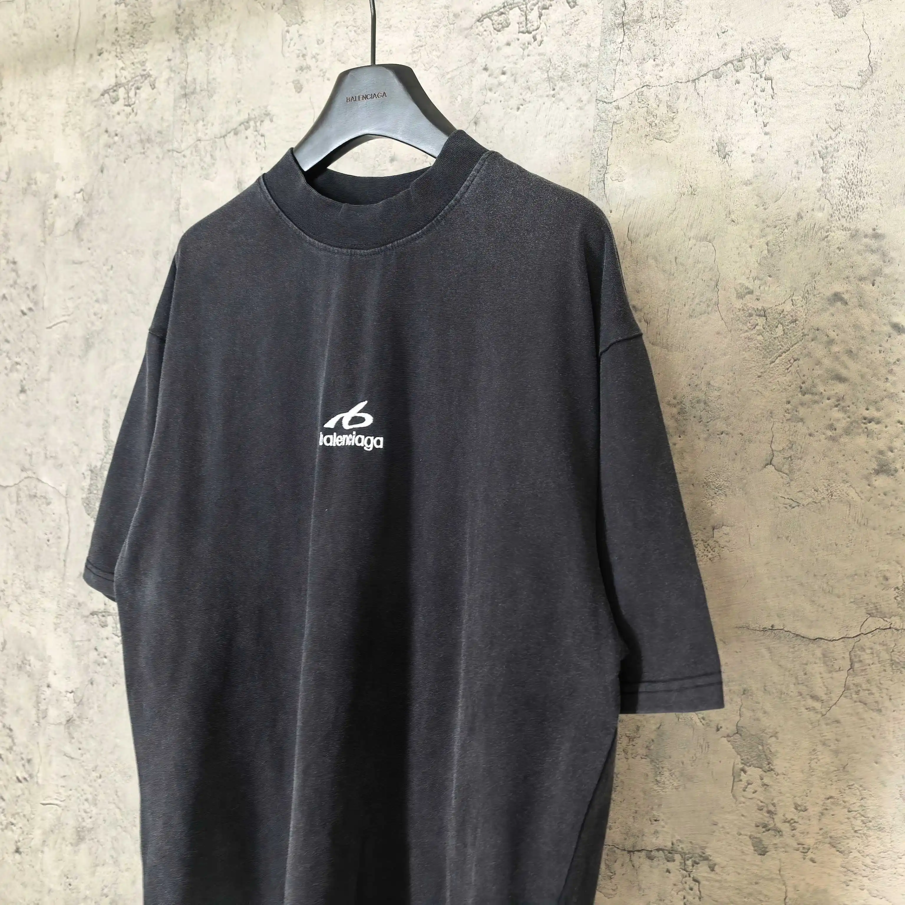 Logo Embroidered Medium Fit T-Shirt D15023182 — view 9