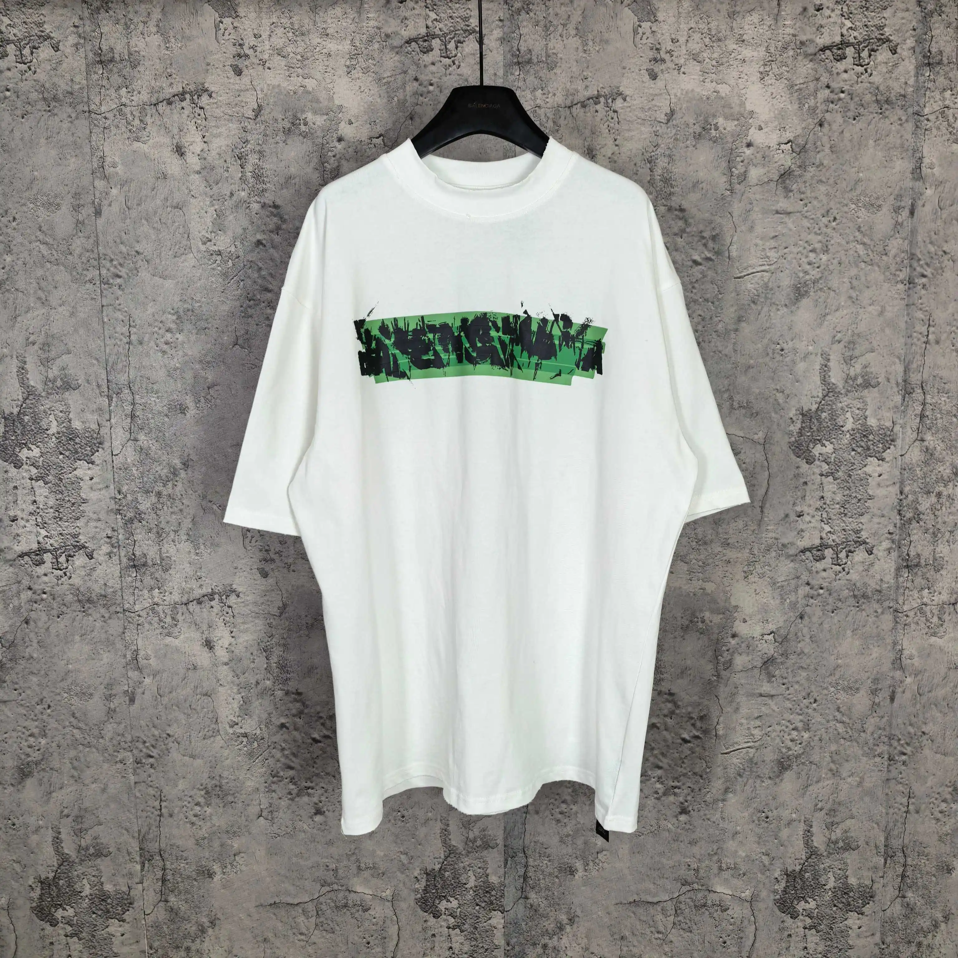 Messy Spray Logo Medium Fit T-Shirt D15023198