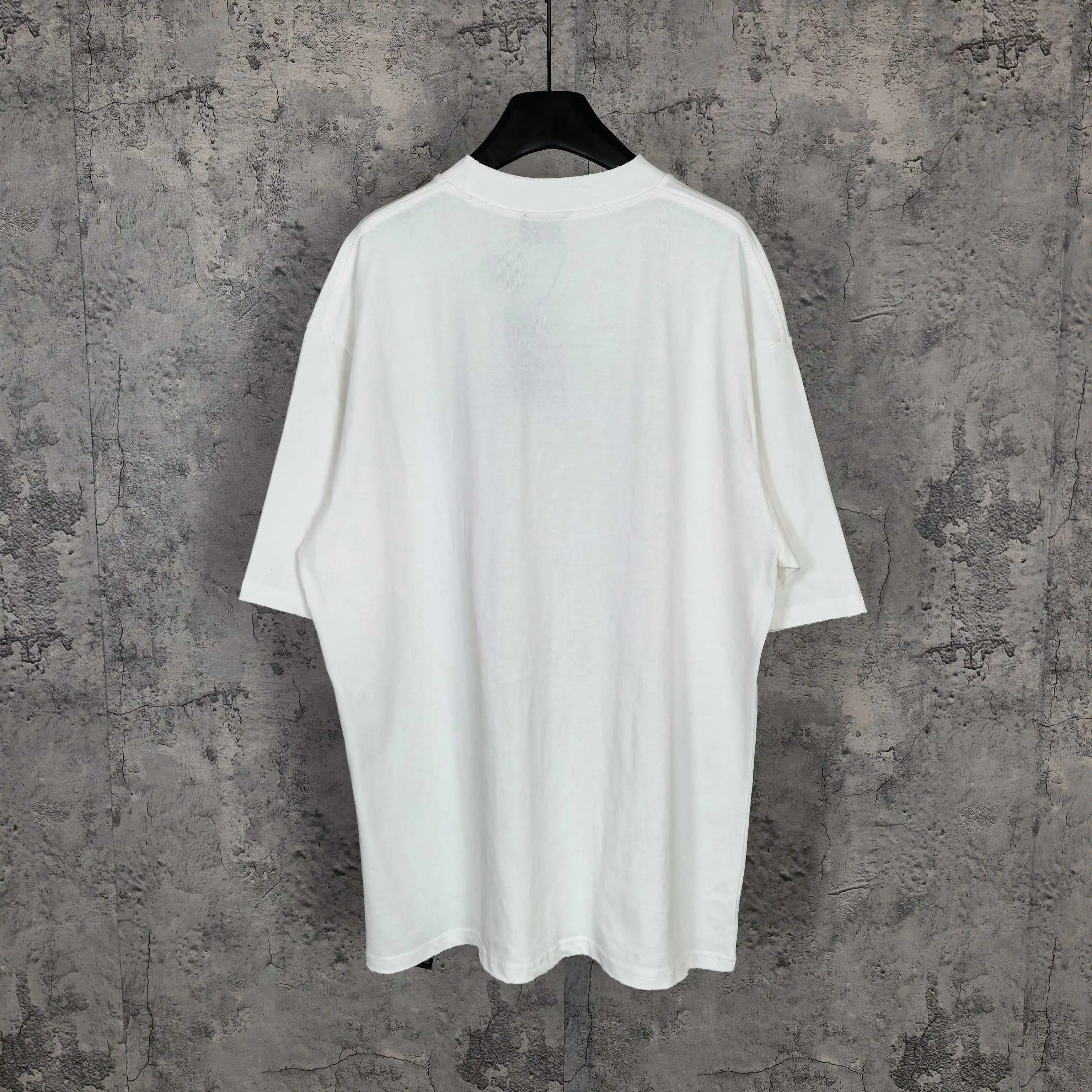 Messy Spray Logo Medium Fit T-Shirt D15023198 — view 2
