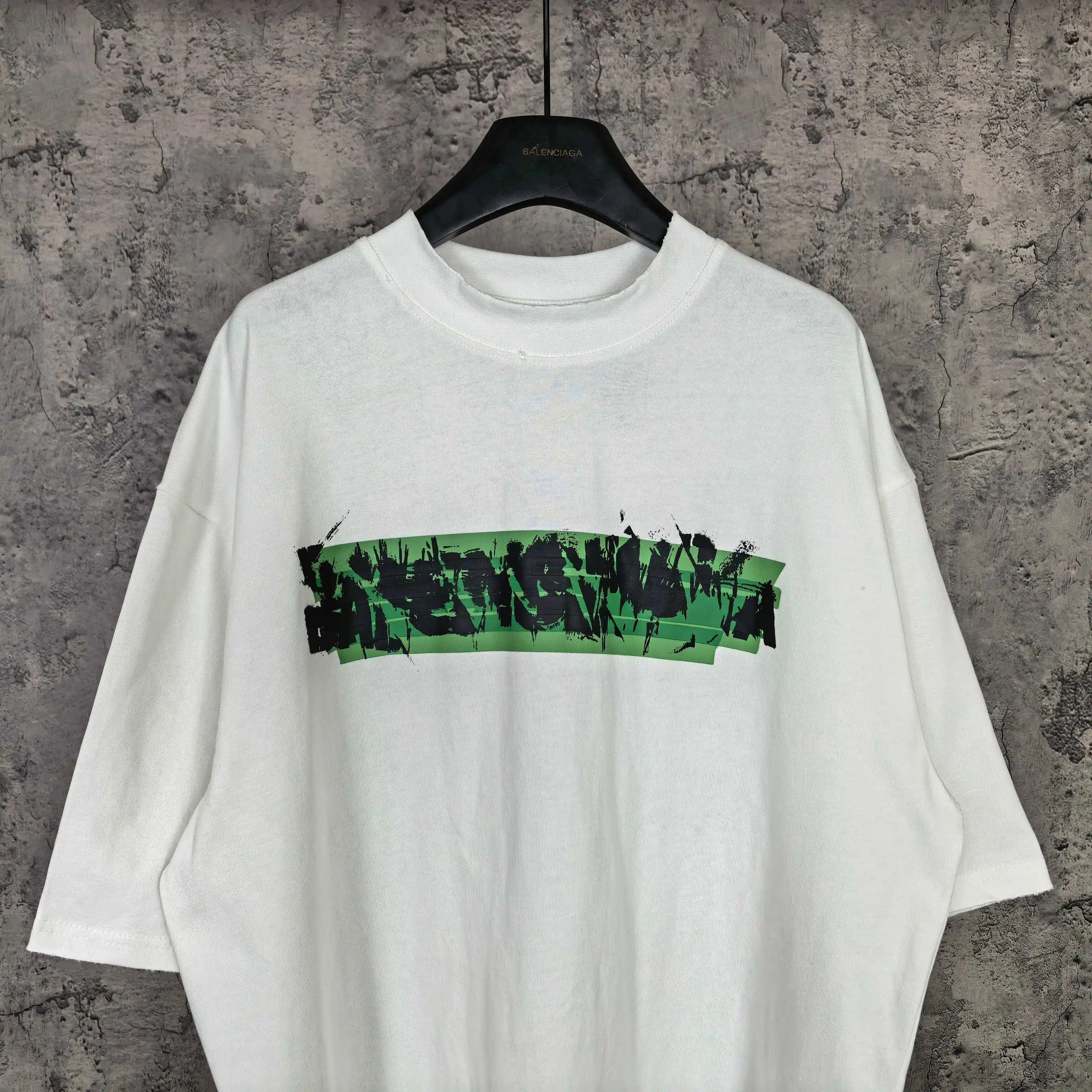 Messy Spray Logo Medium Fit T-Shirt D15023198 — view 3