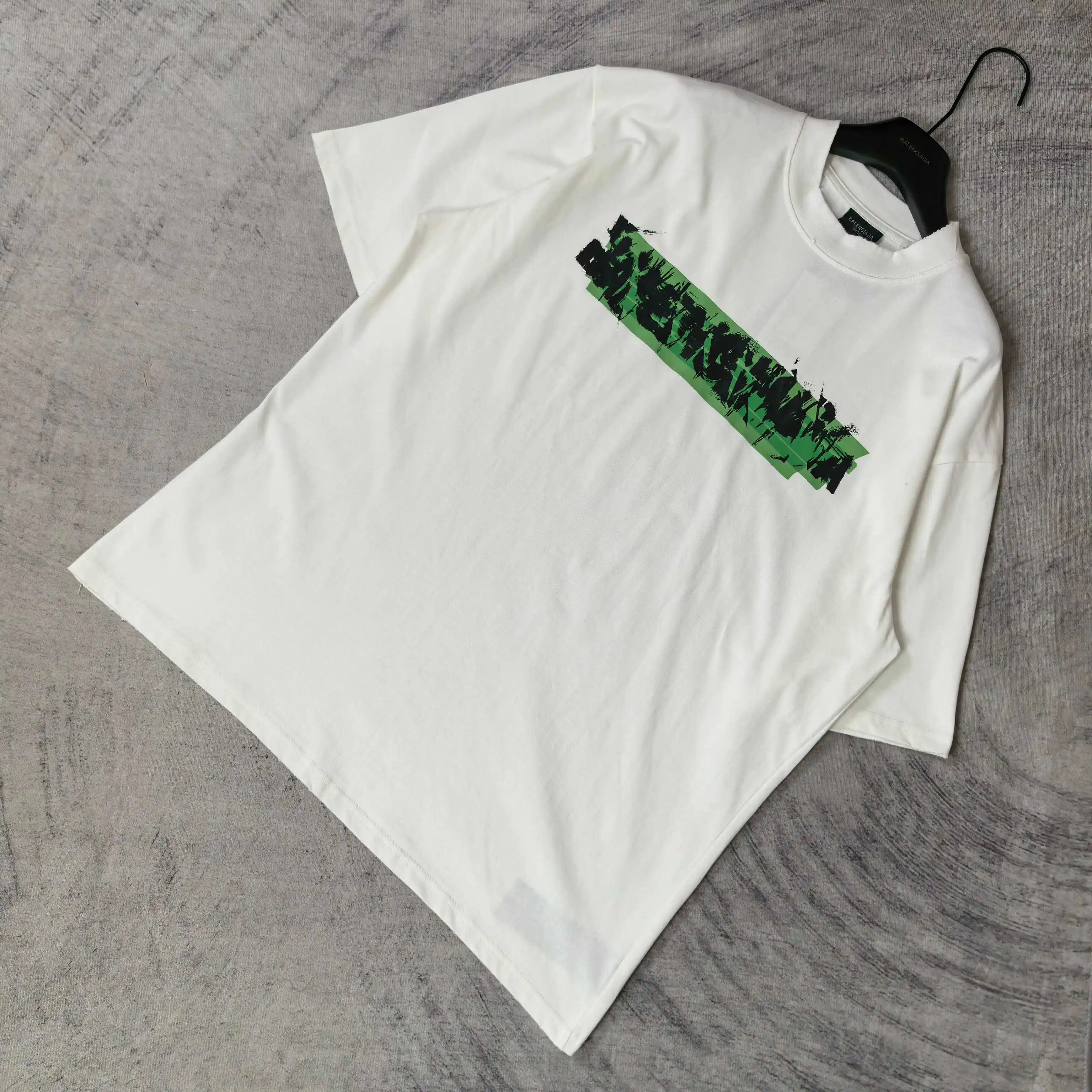 Messy Spray Logo Medium Fit T-Shirt D15023198 — view 4