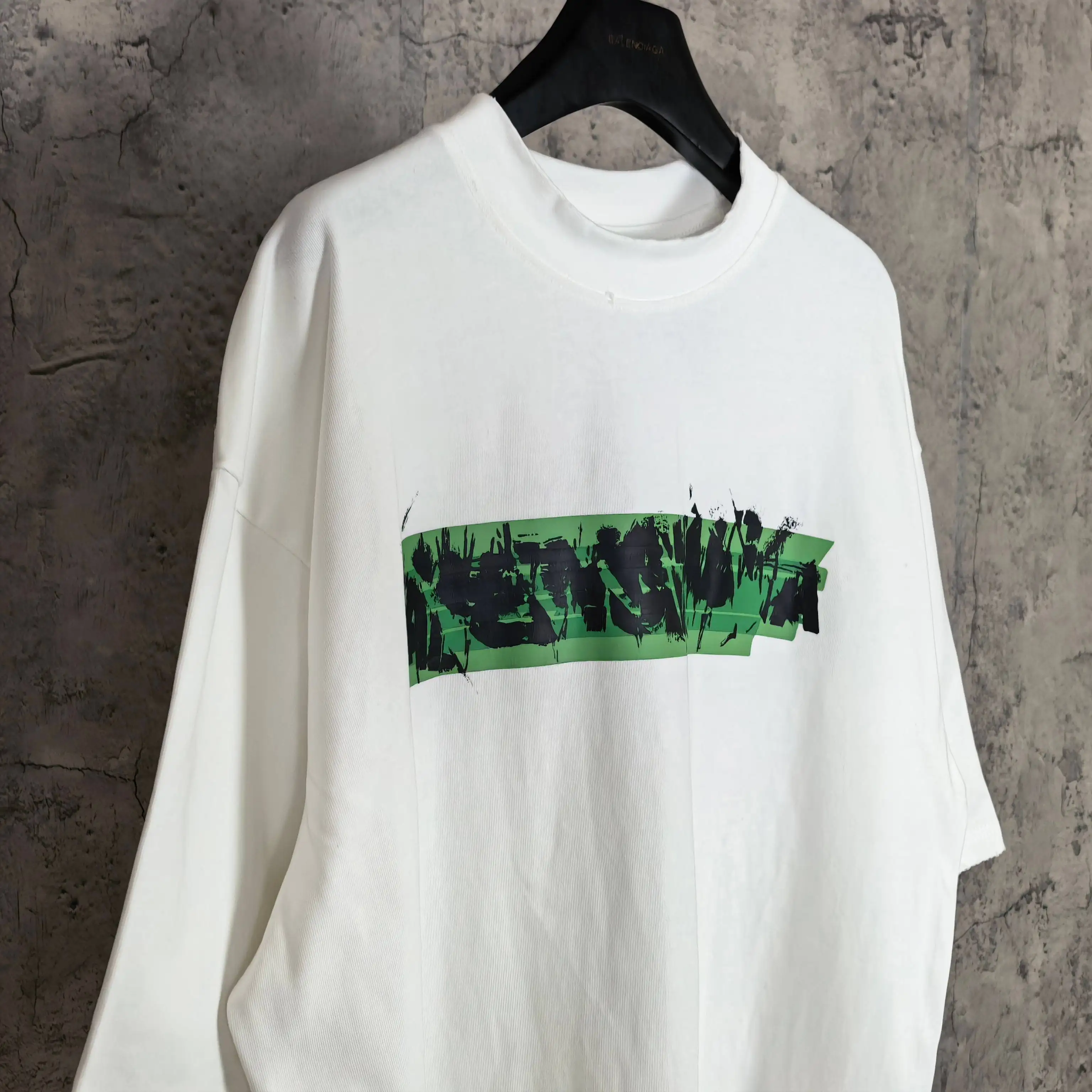 Messy Spray Logo Medium Fit T-Shirt D15023198 — view 7