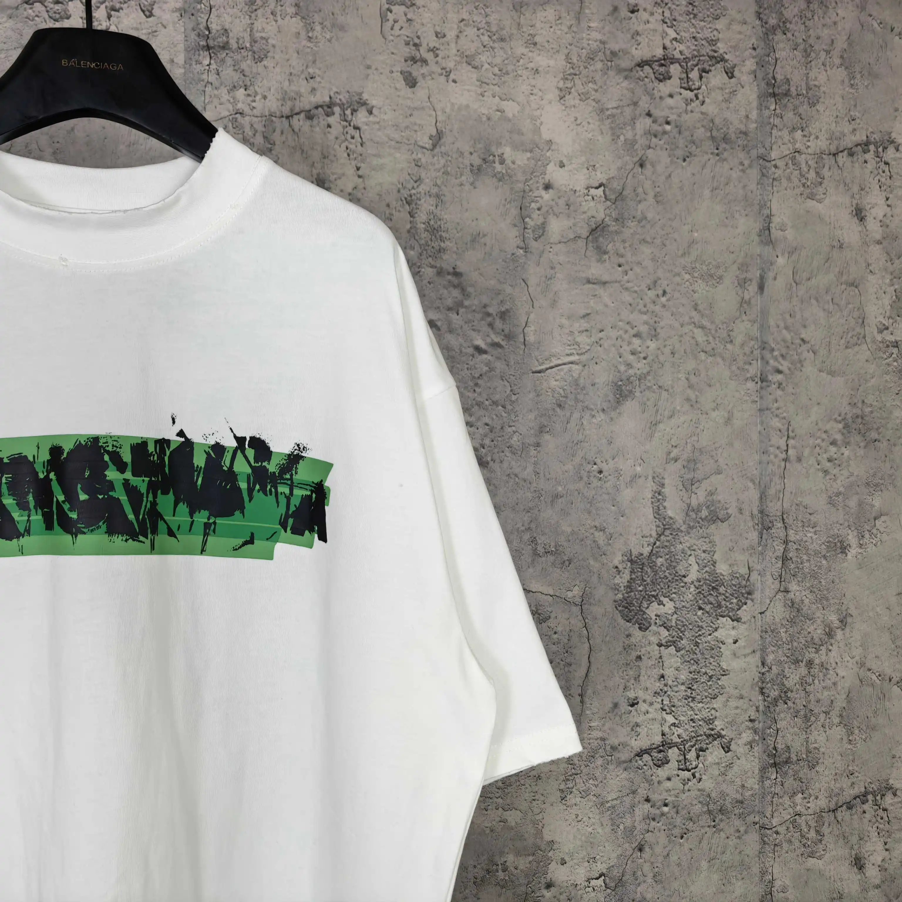 Messy Spray Logo Medium Fit T-Shirt D15023198 — view 9
