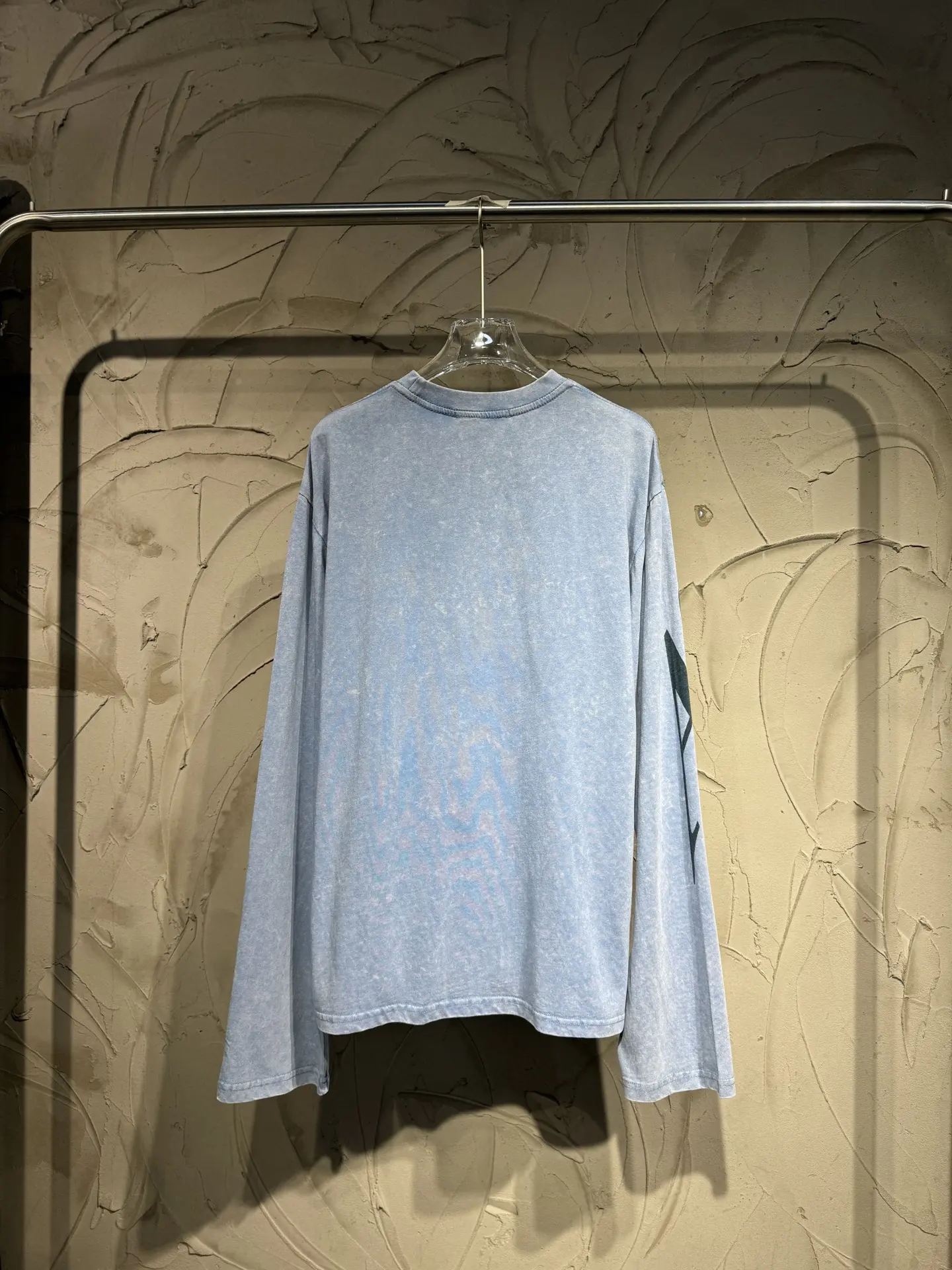 Logo Print Acid-Wash Long-Sleeved T-Shirt D16023059 — view 12