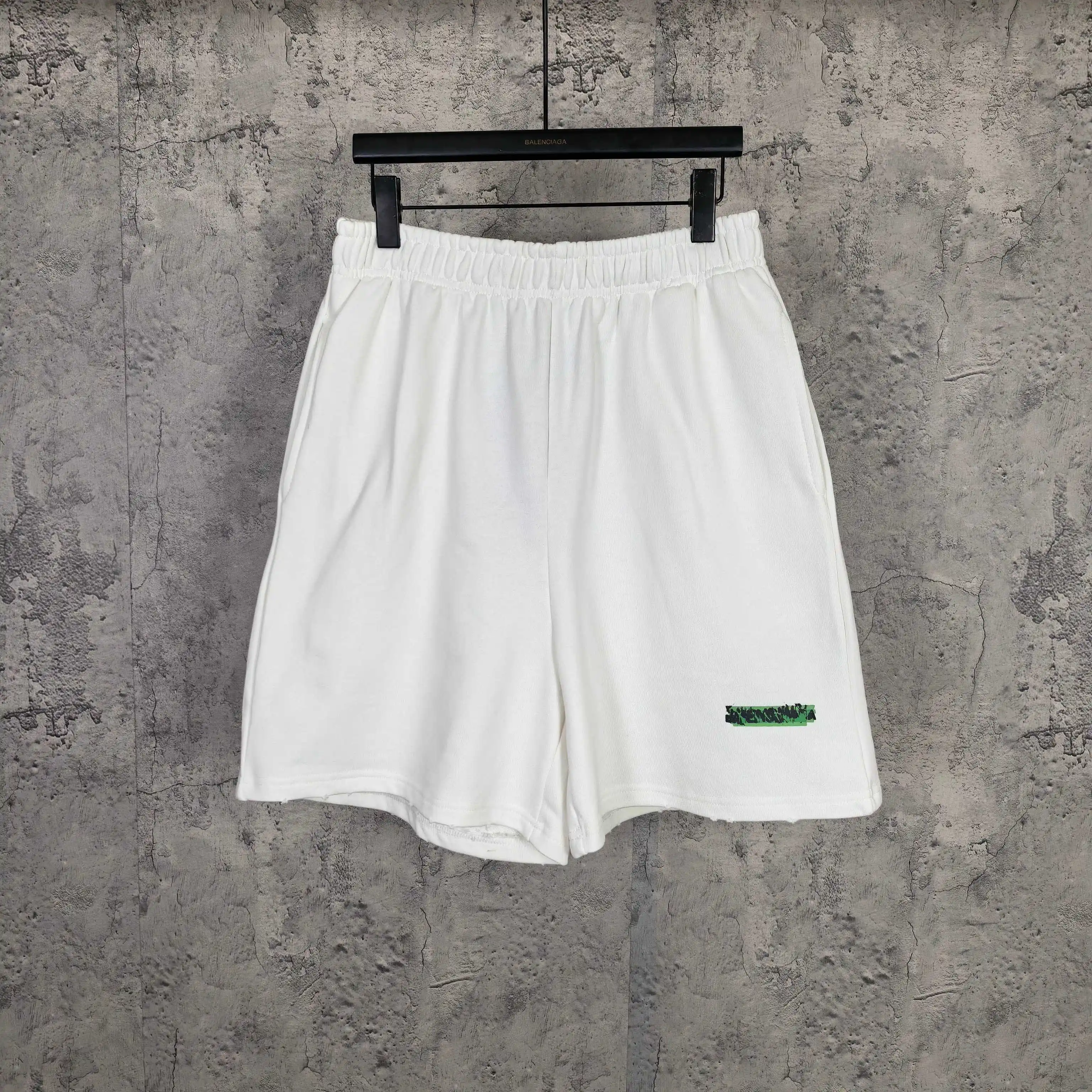 Messy Spray Logo Relaxed Shorts D16023197