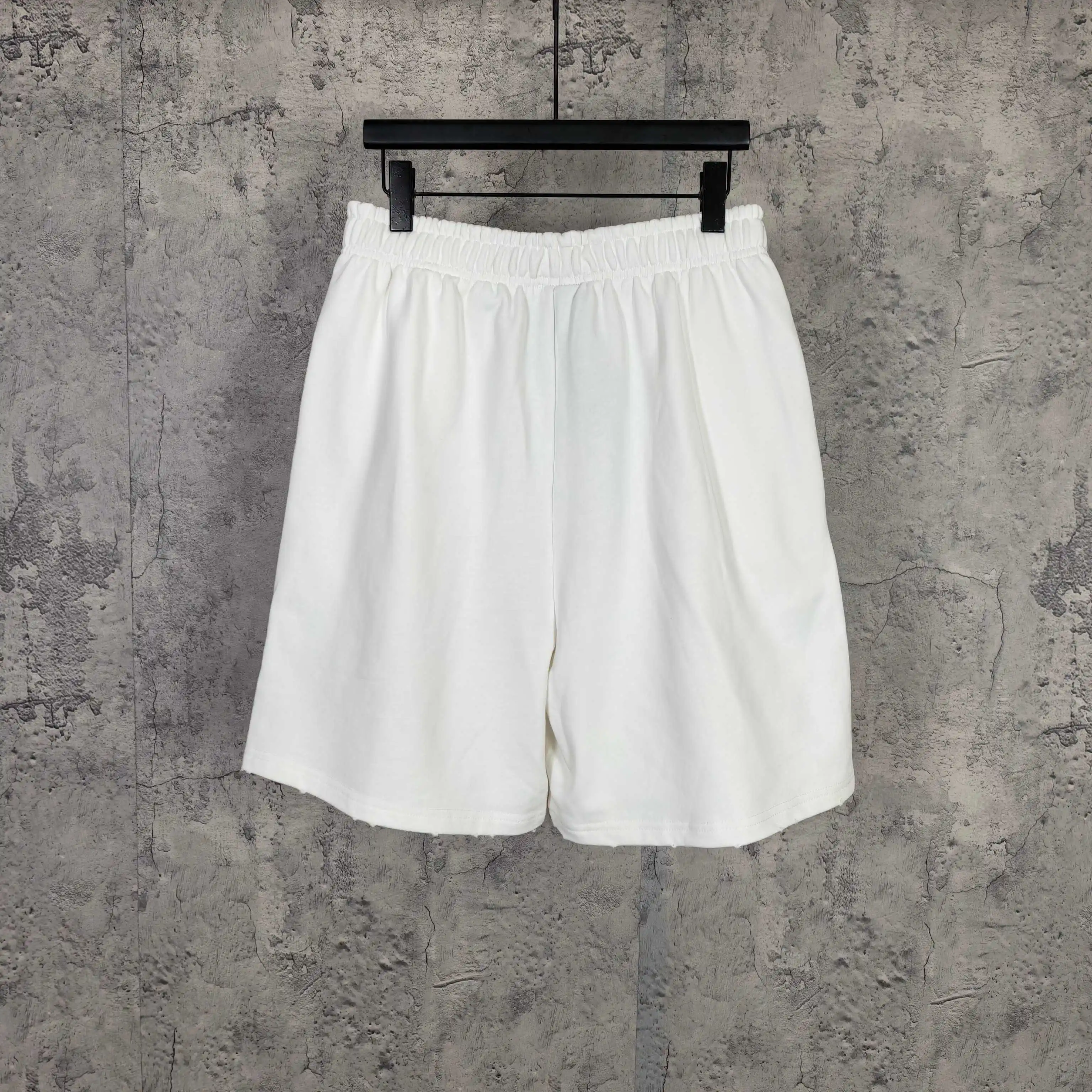 Messy Spray Logo Relaxed Shorts D16023197 — view 2