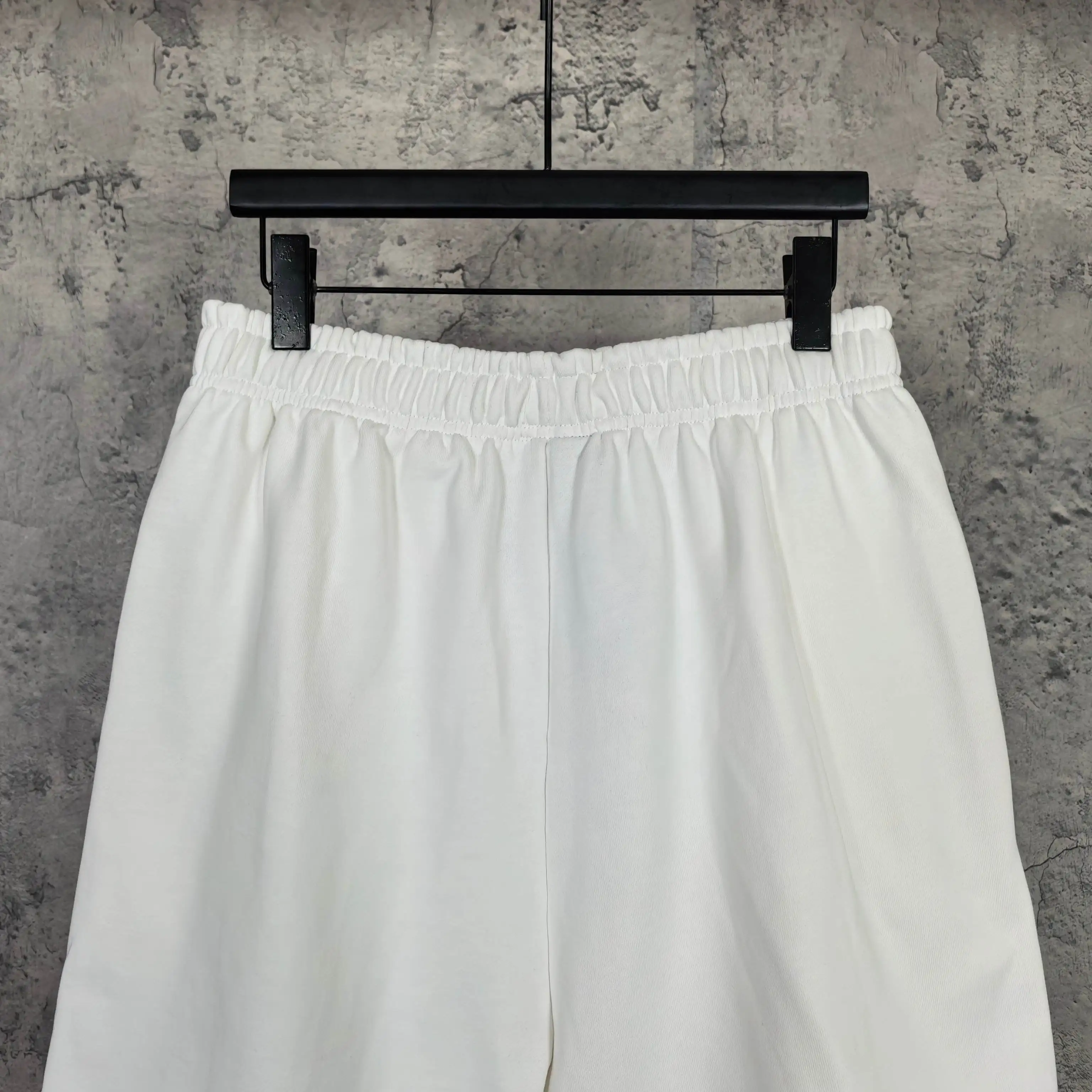 Messy Spray Logo Relaxed Shorts D16023197 — view 3
