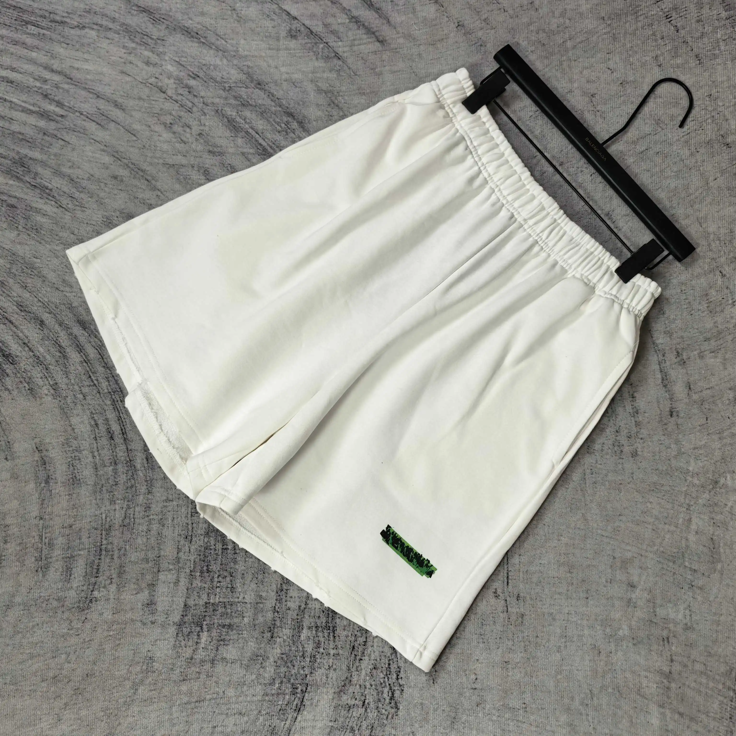Messy Spray Logo Relaxed Shorts D16023197 — view 4