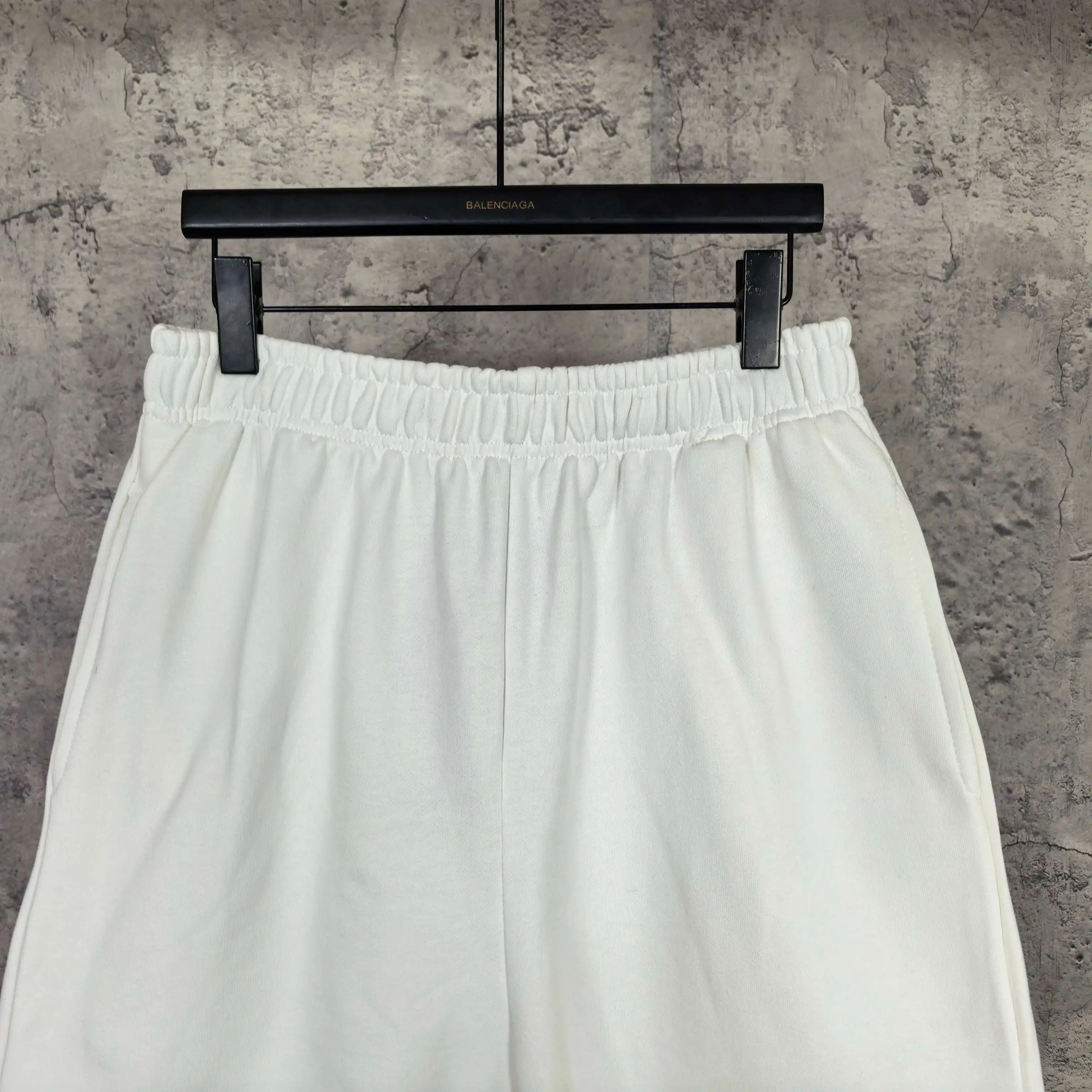 Messy Spray Logo Relaxed Shorts D16023197 — view 6