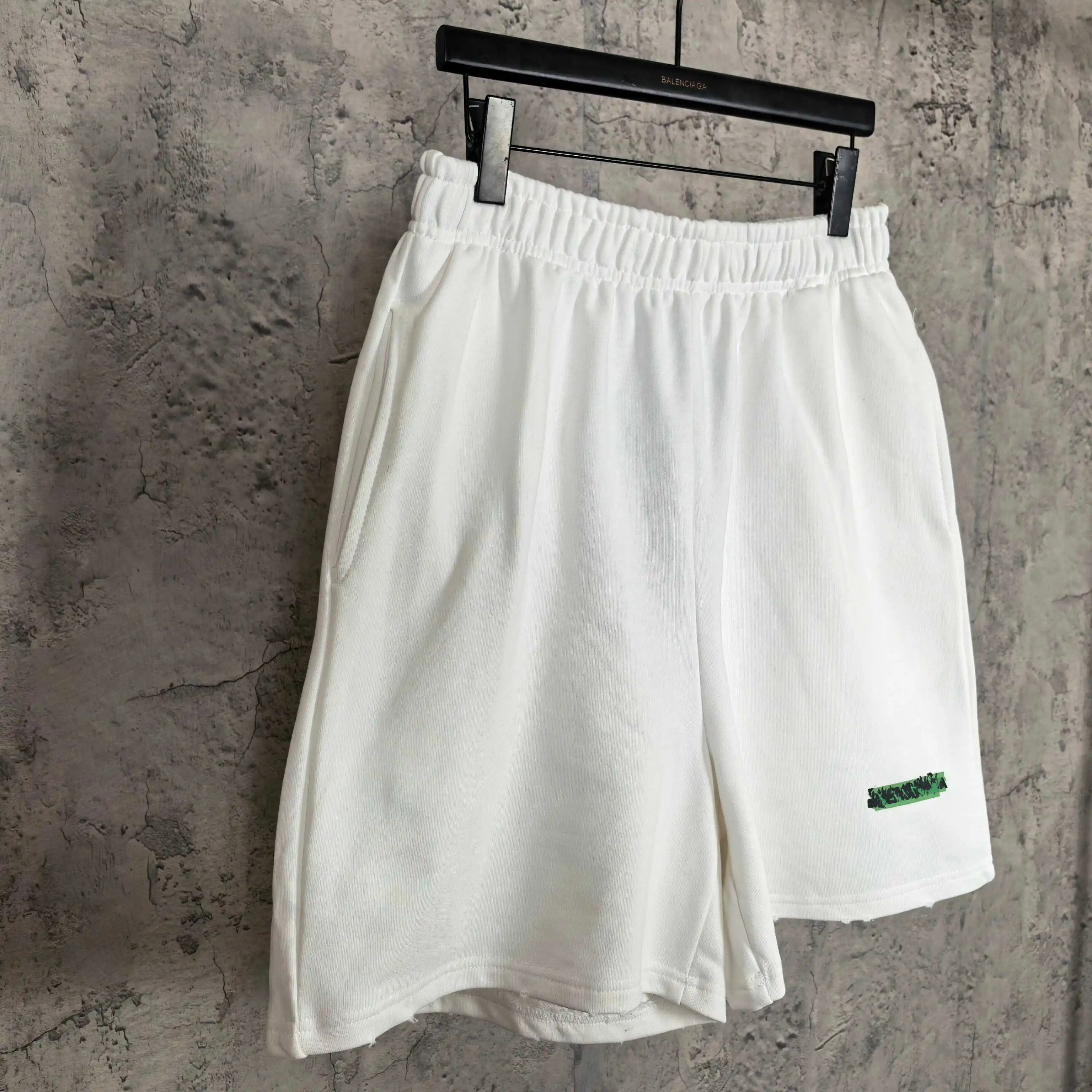 Messy Spray Logo Relaxed Shorts D16023197 — view 7