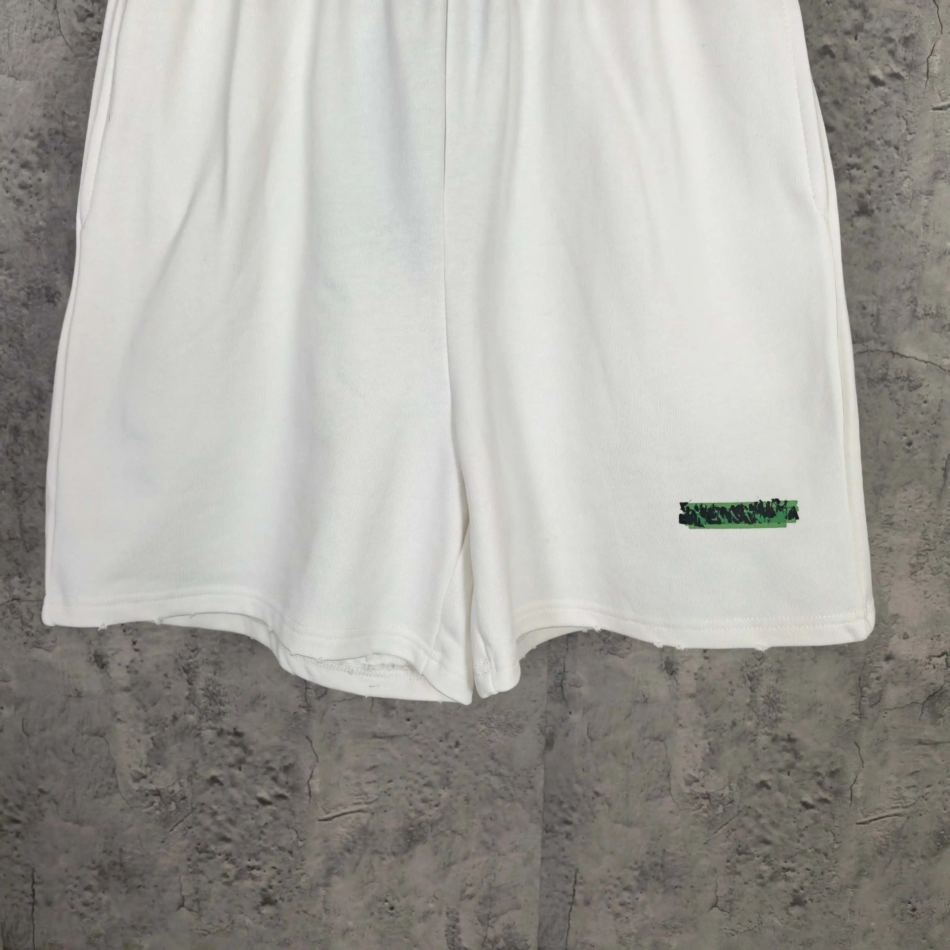 Messy Spray Logo Relaxed Shorts D16023197 — view 8
