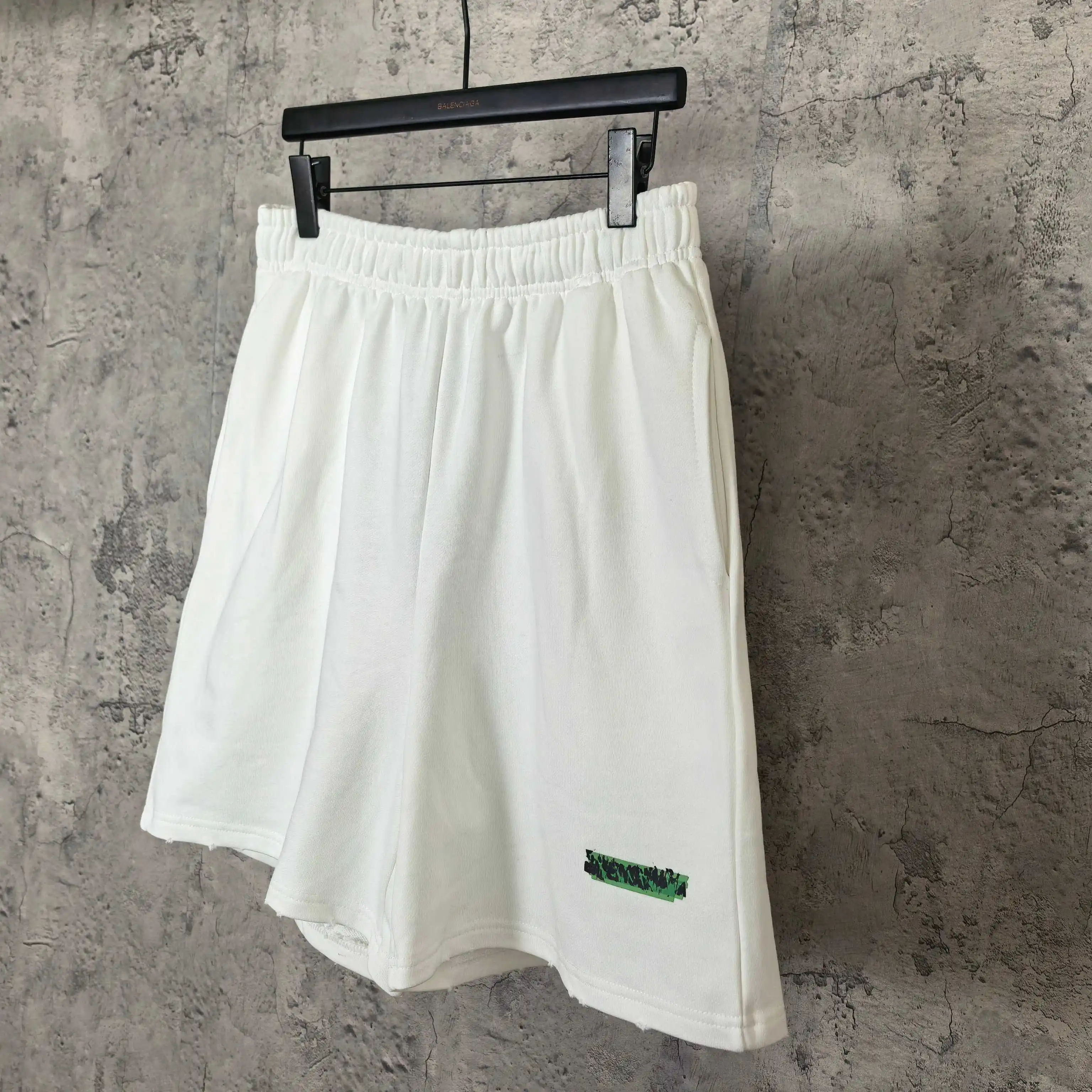 Messy Spray Logo Relaxed Shorts D16023197 — view 9